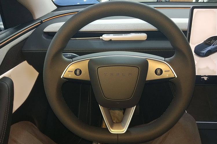 Used Tesla Model Y 2025 Long-Range All-Wheel-Drive Version
