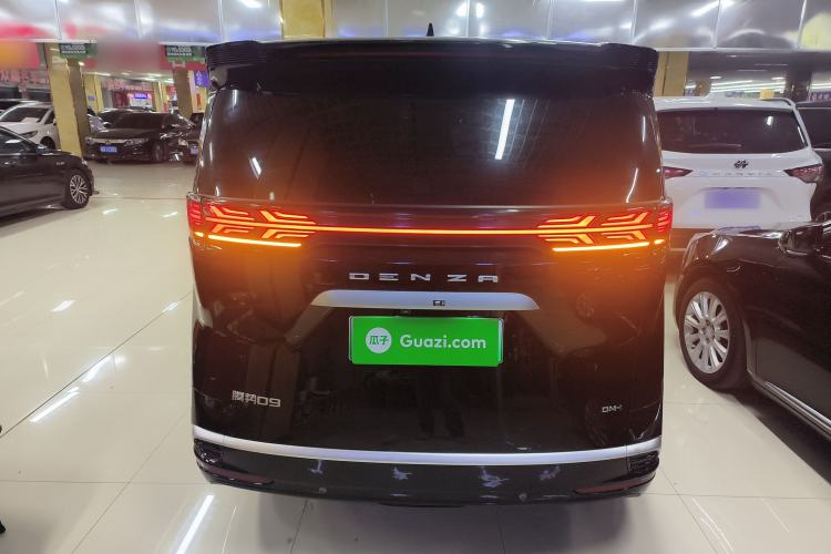 Used Denza D9 2022 DM-i 1040 Prestige Model
