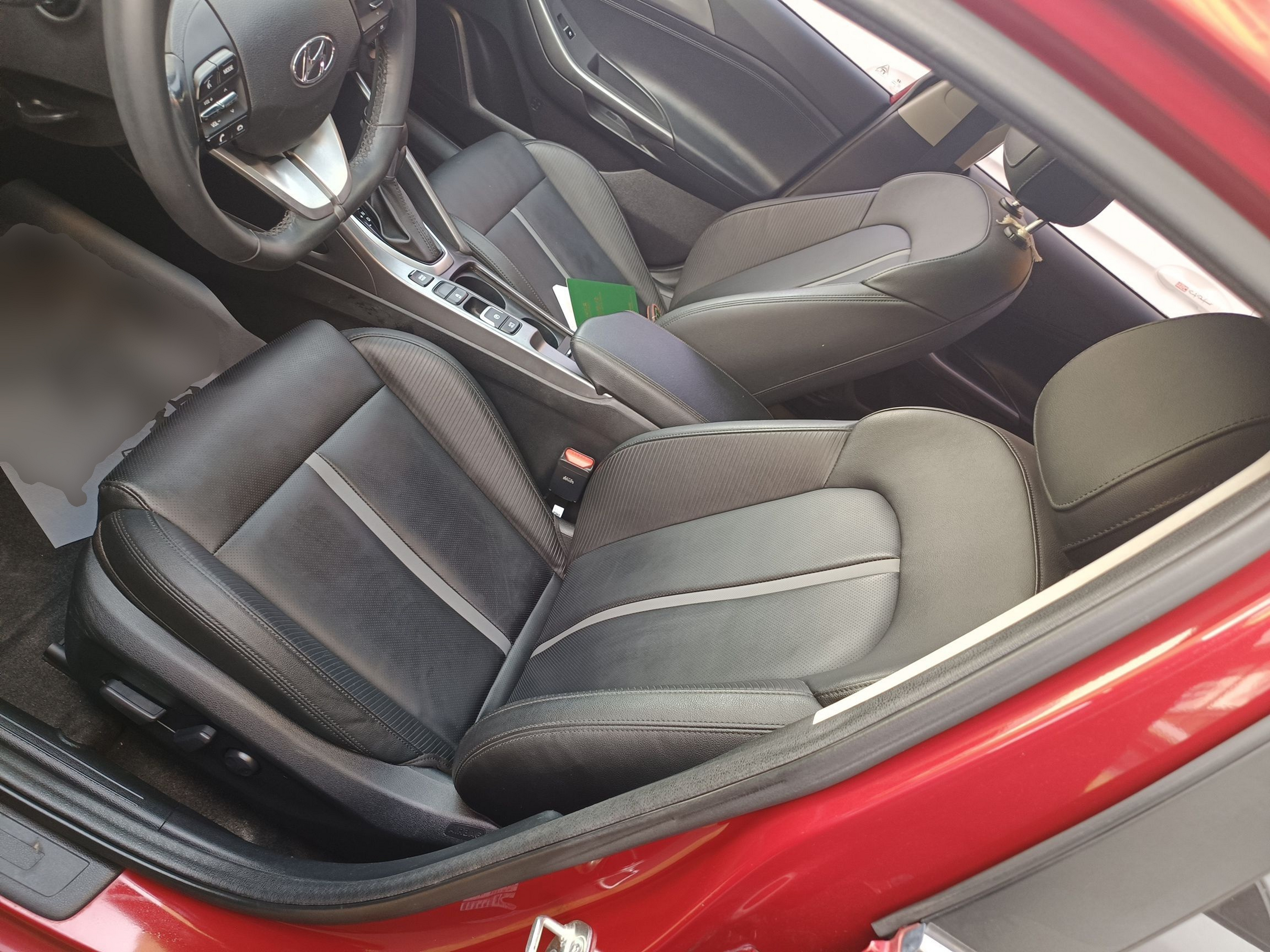 Переднее сиденье в автомобиле