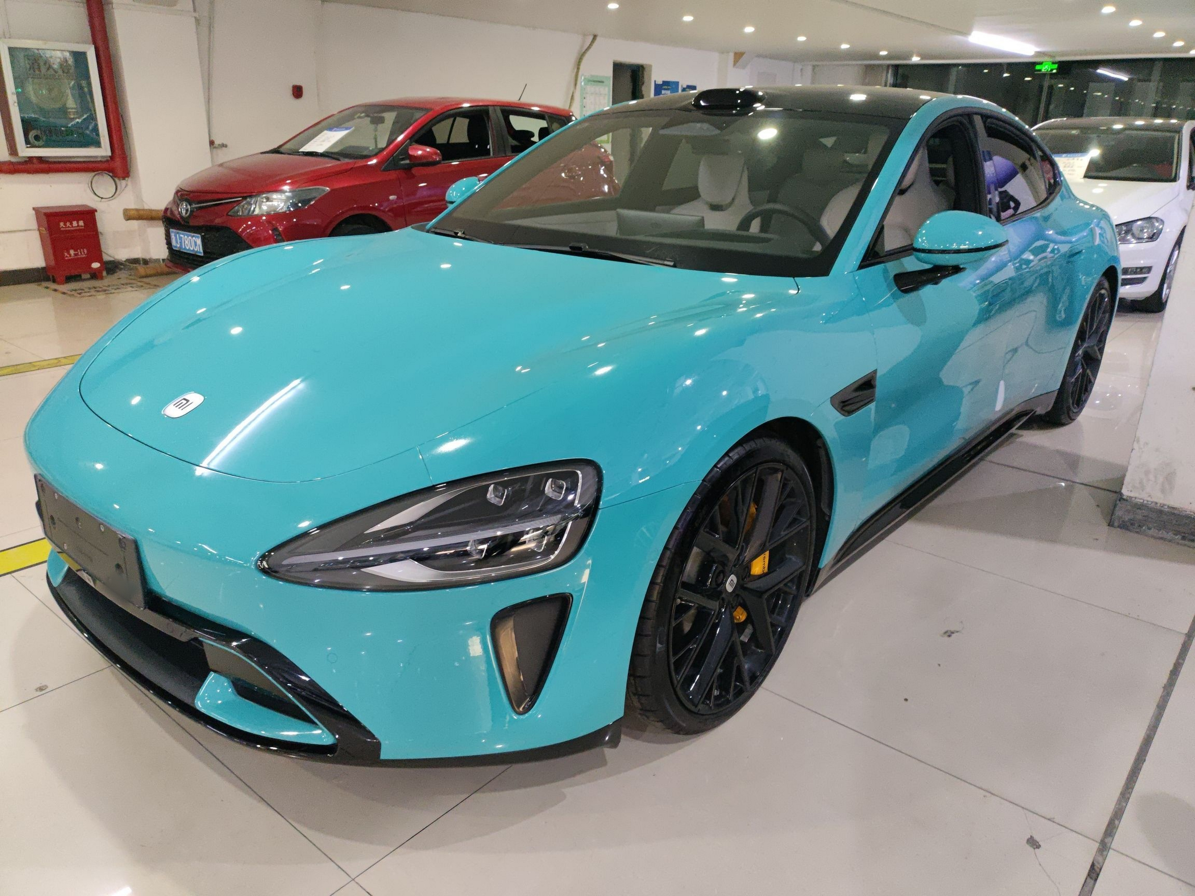 Под передней частью автомобиля