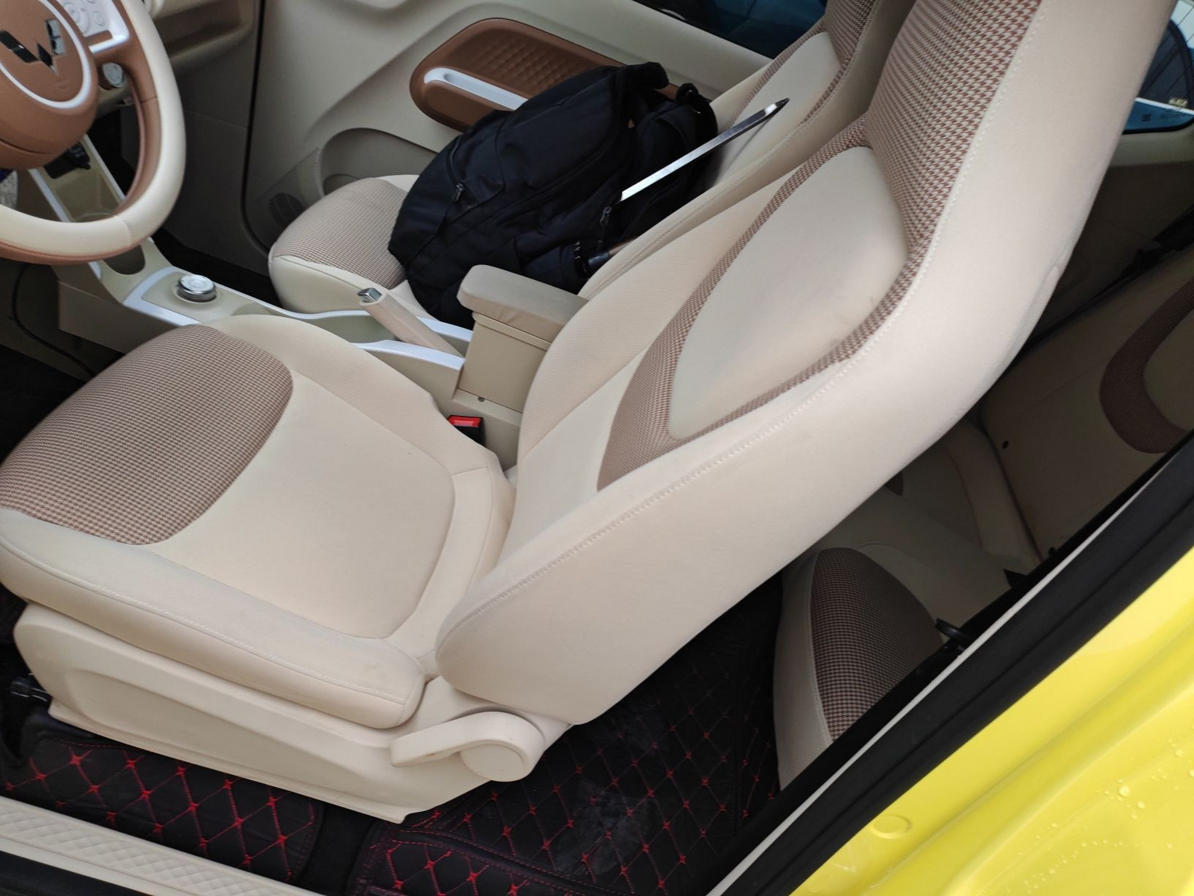 Переднее сиденье в автомобиле