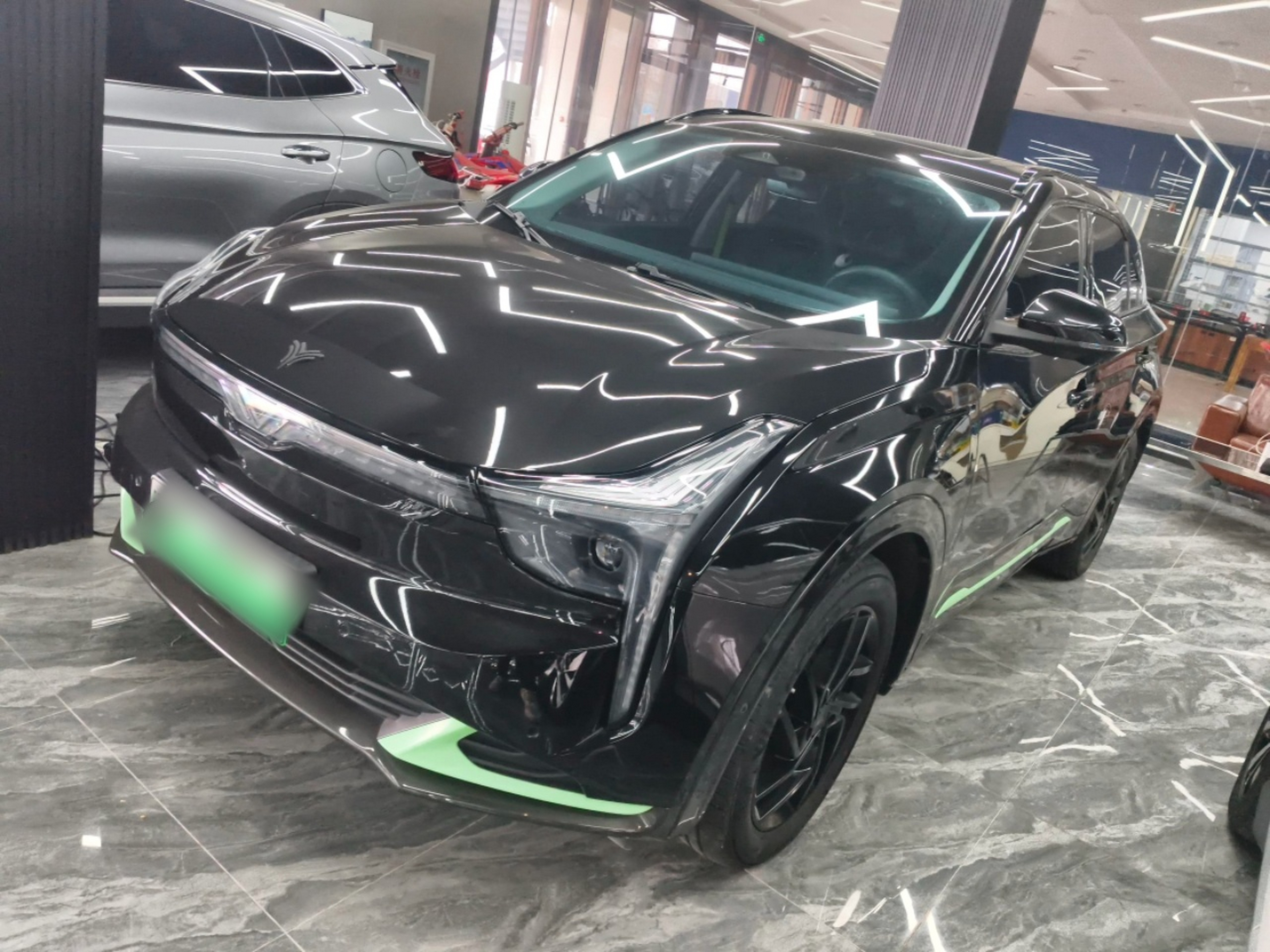 تحت مقدمة السيارة