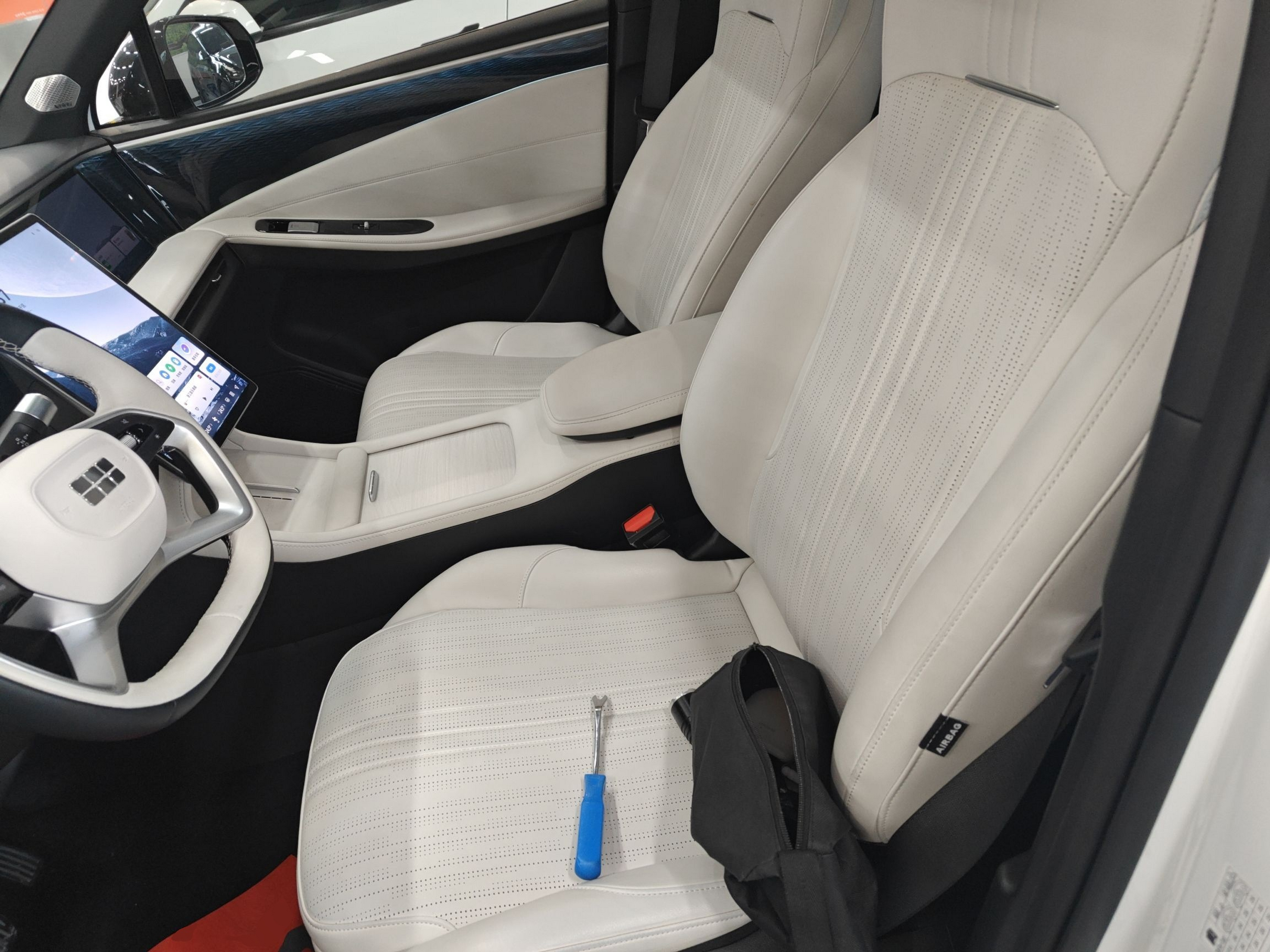 المقاعد الأمامية داخل السيارة