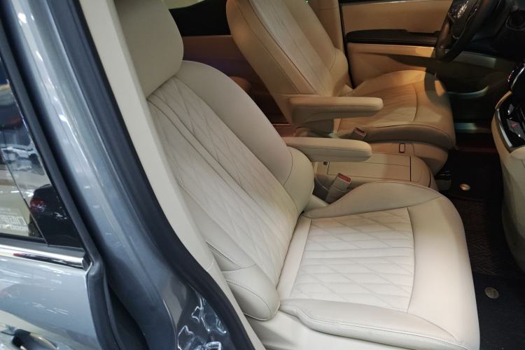 Used Buick GL8 2023 Facelifted Land Cruiser Executive Luxury Version