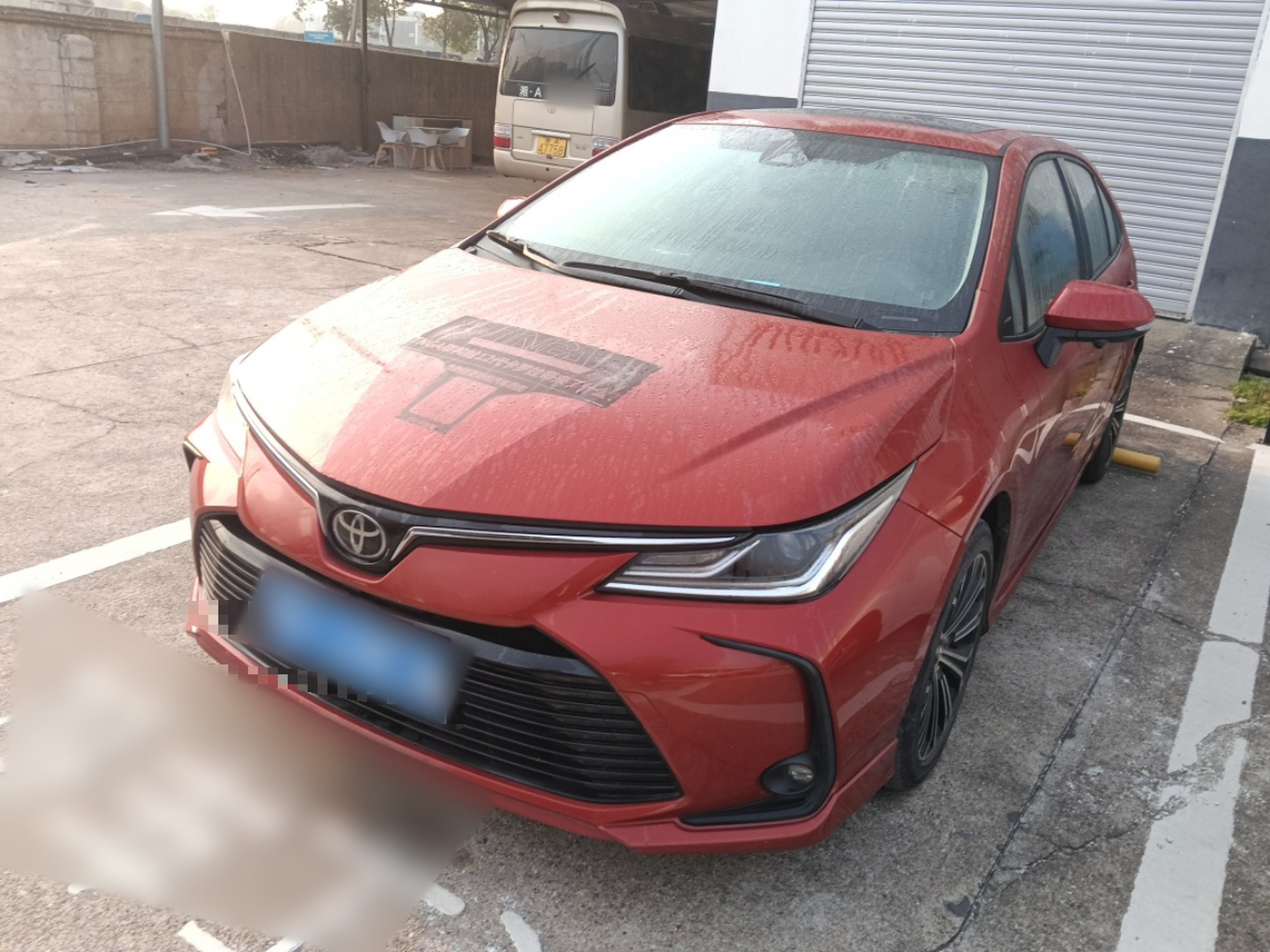 تحت مقدمة السيارة