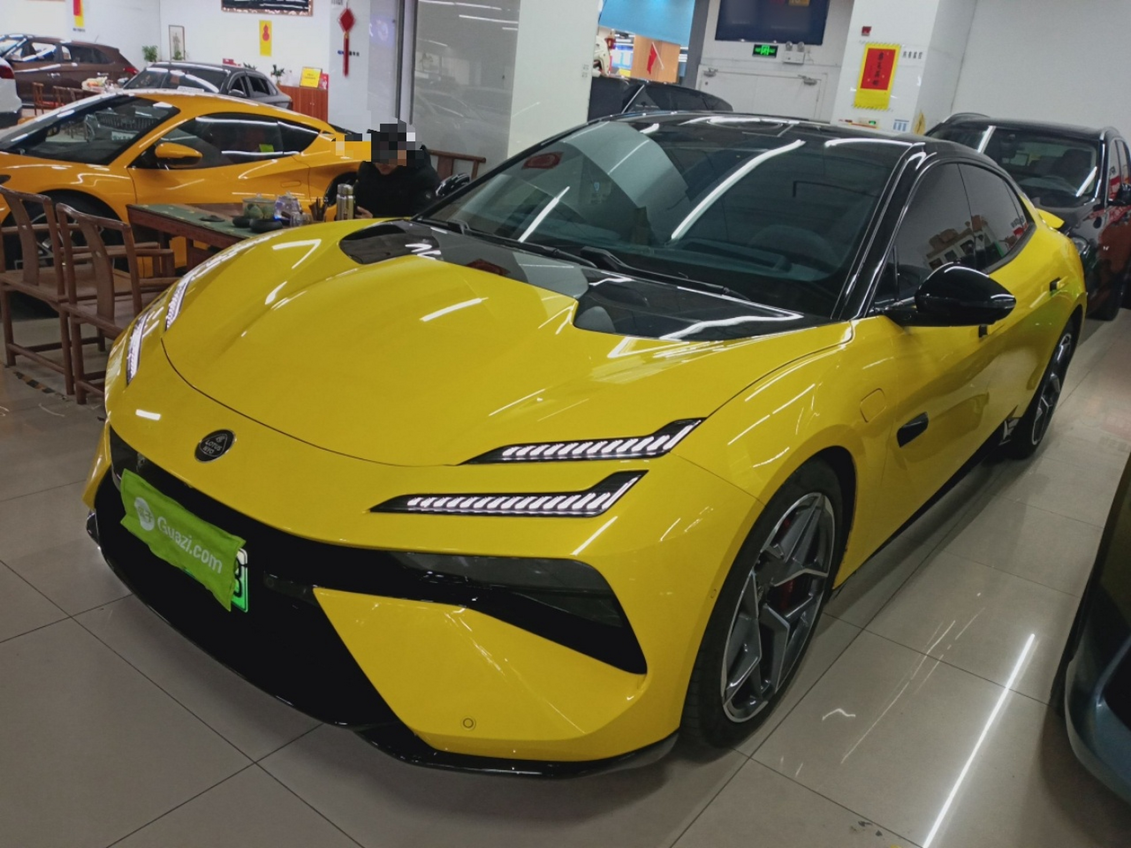 تحت مقدمة السيارة