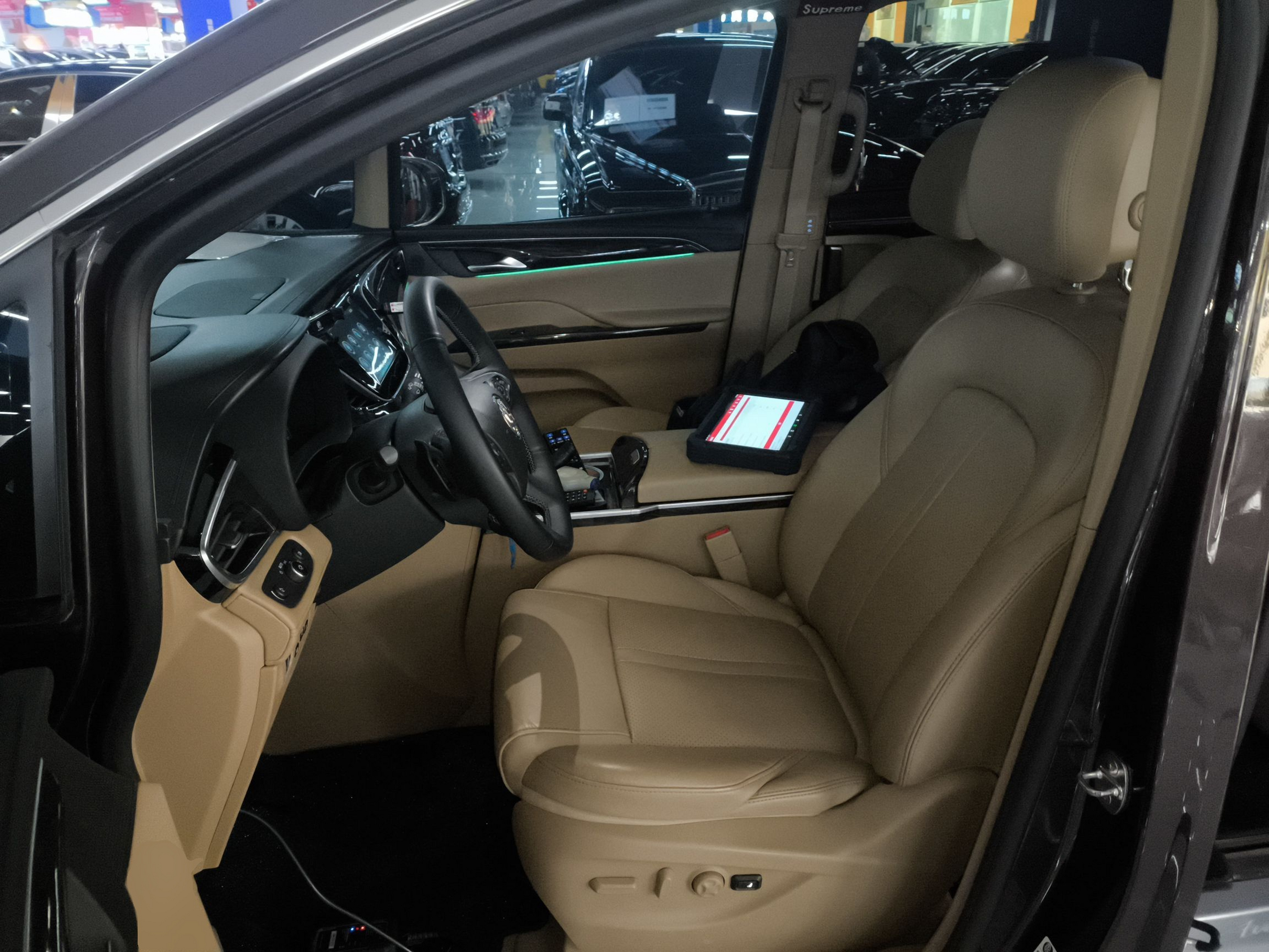 المقاعد الأمامية داخل السيارة