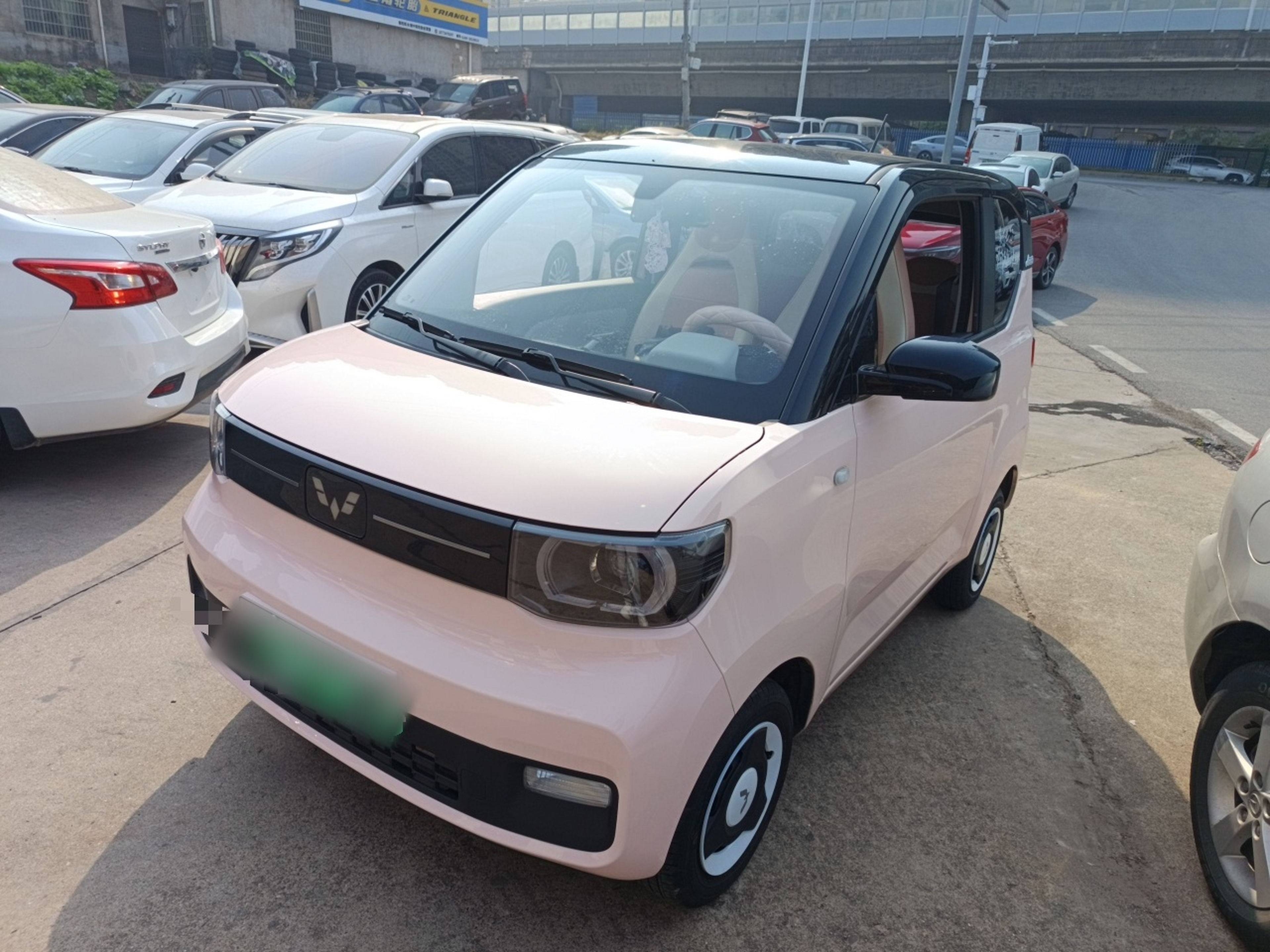 Под передней частью автомобиля