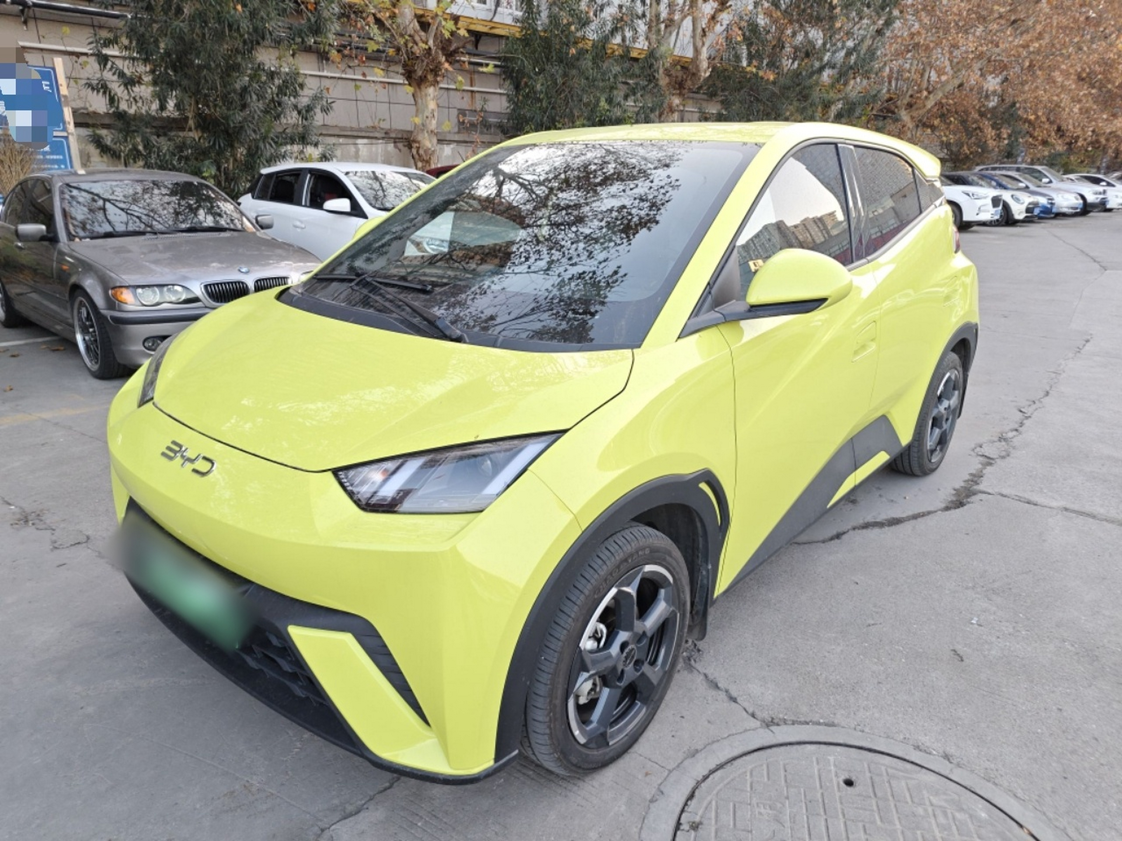 Под передней частью автомобиля