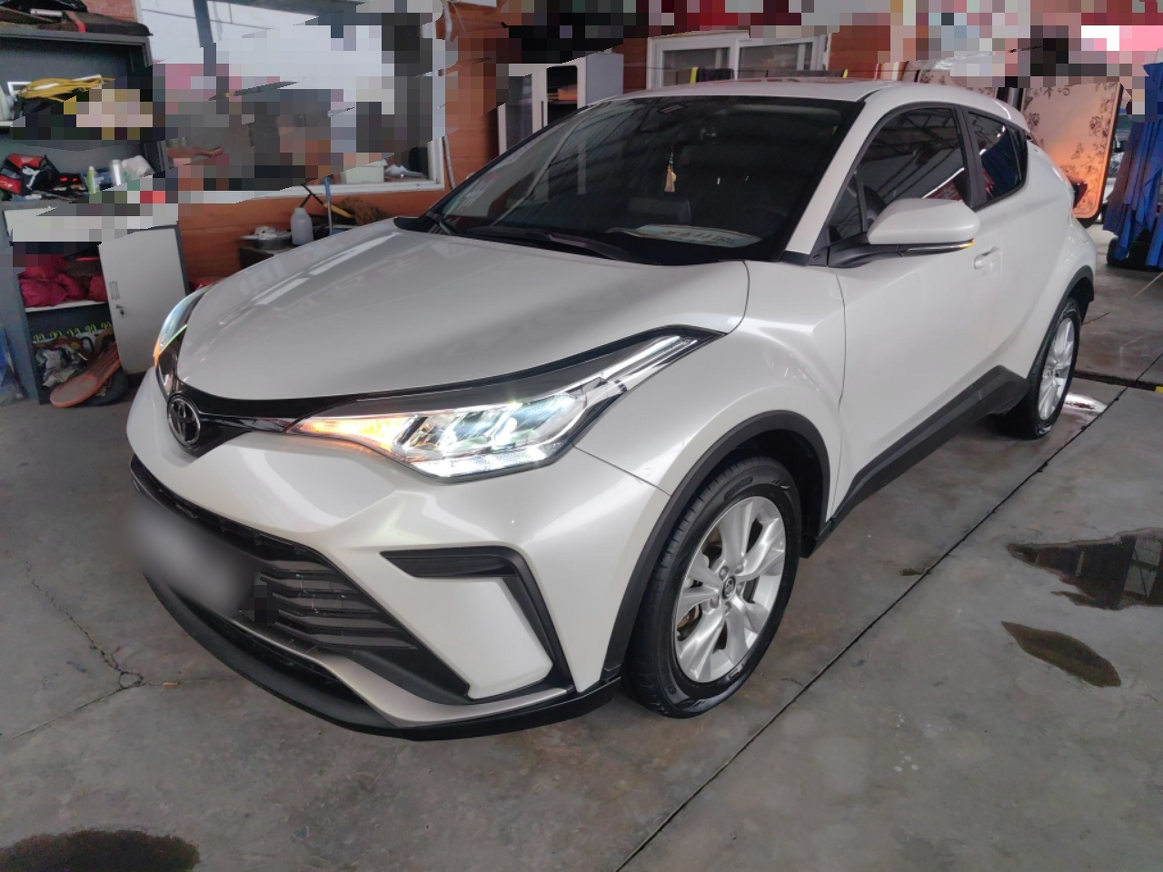 تحت مقدمة السيارة