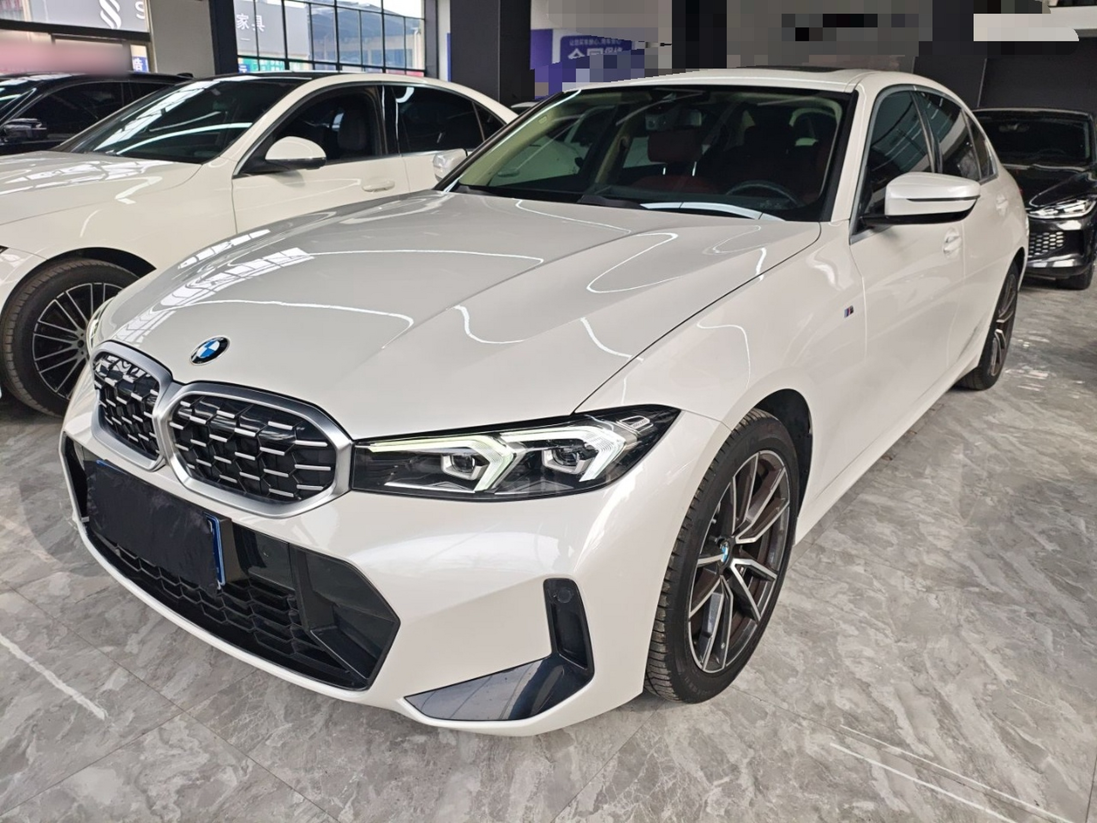 تحت مقدمة السيارة