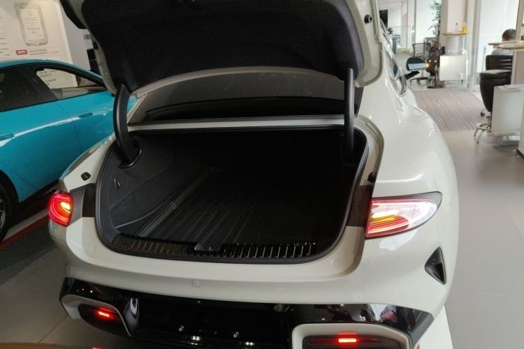 Used  SU7 2024 Rear-Drive Ultra-Long Range Advanced Pro-Level Intelligent Driving Version
