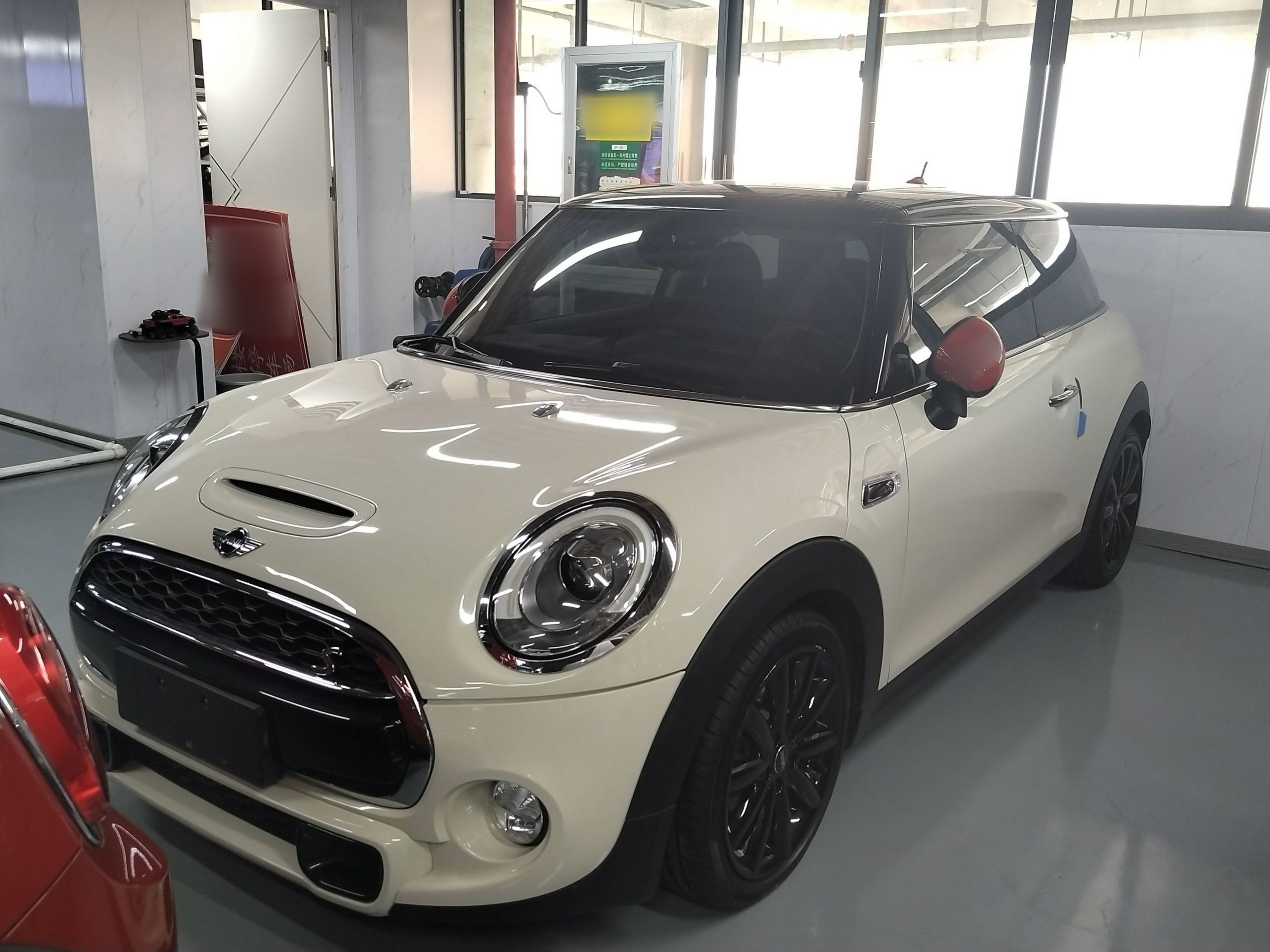 تحت مقدمة السيارة