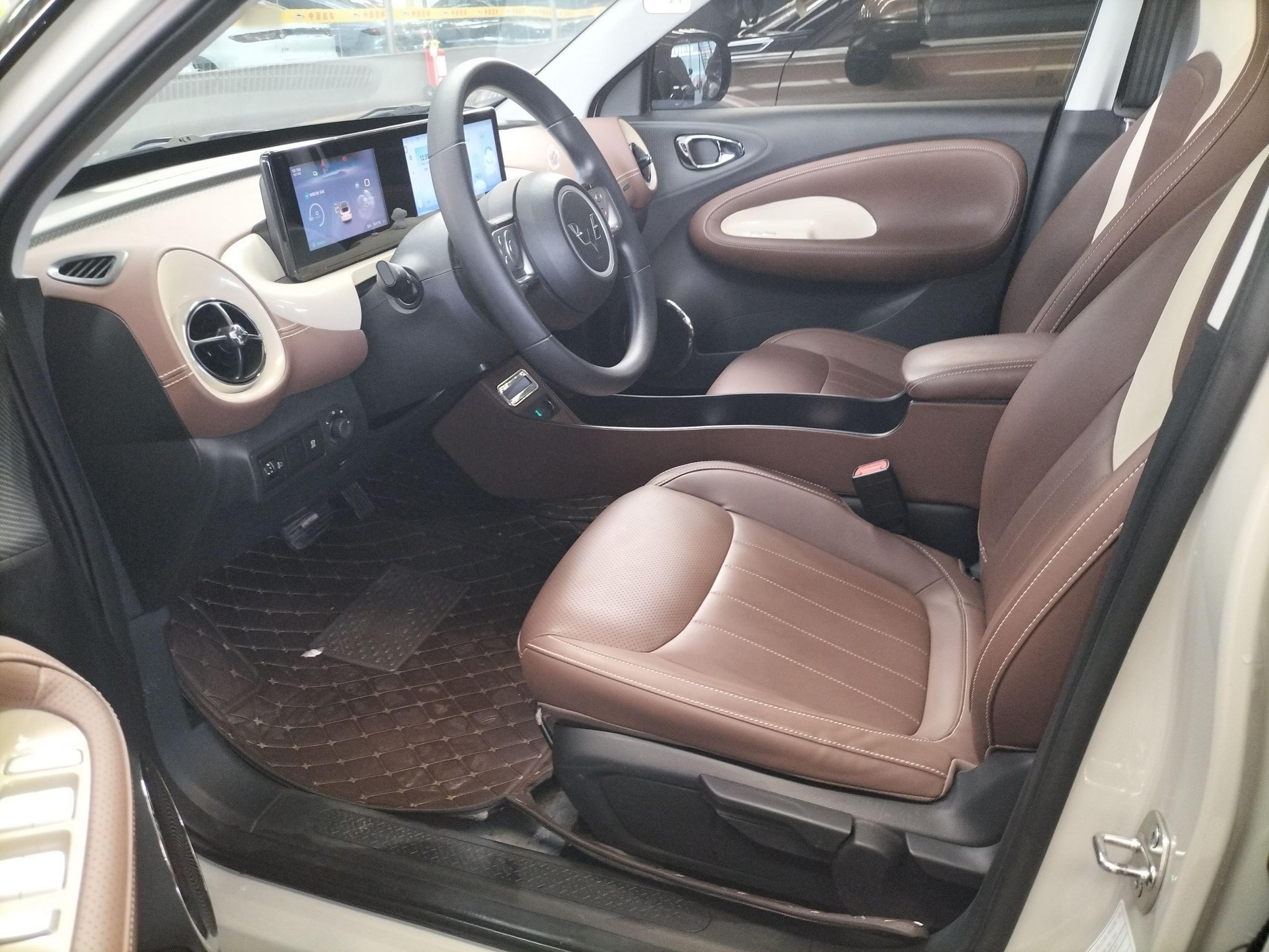 المقاعد الأمامية داخل السيارة