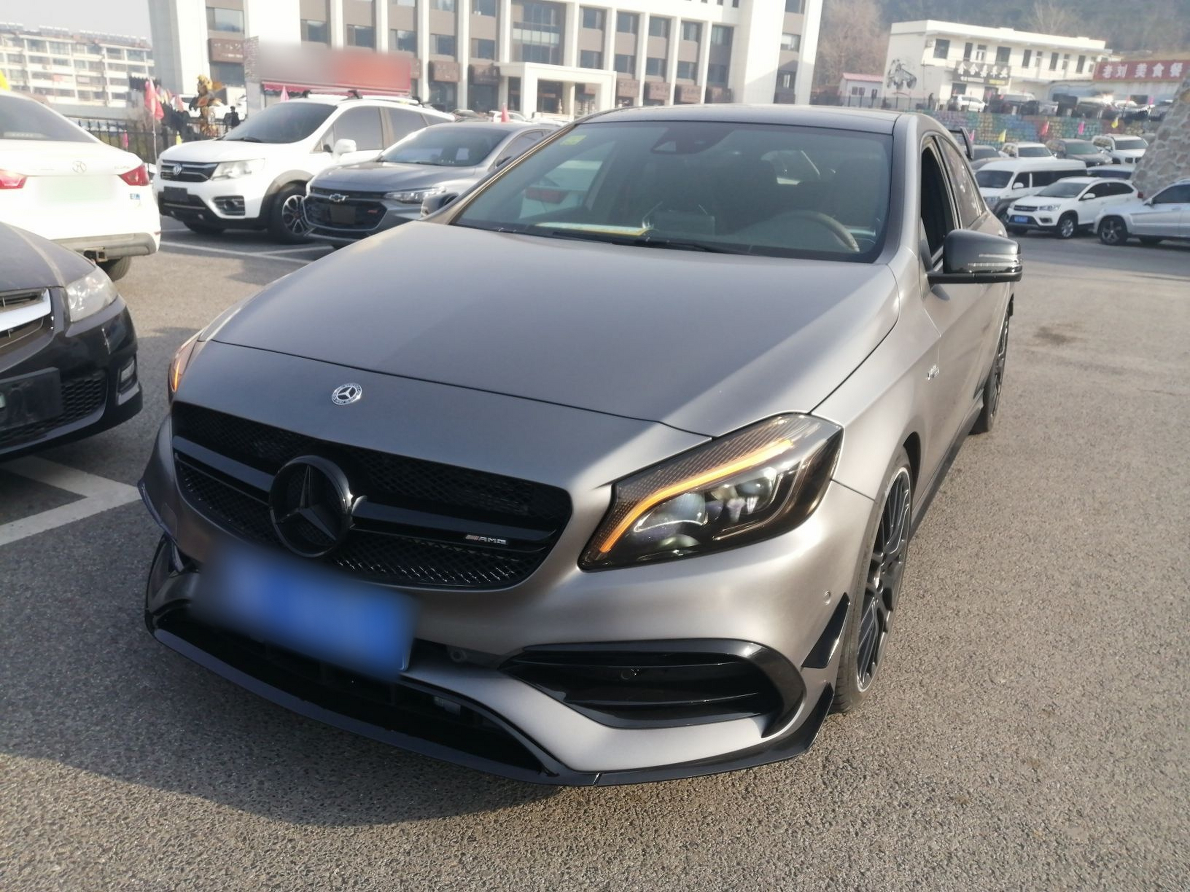 تحت مقدمة السيارة