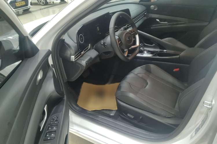 Used Hyundai Elantra 2023 1.5L CVT LUX Prestige Edition
