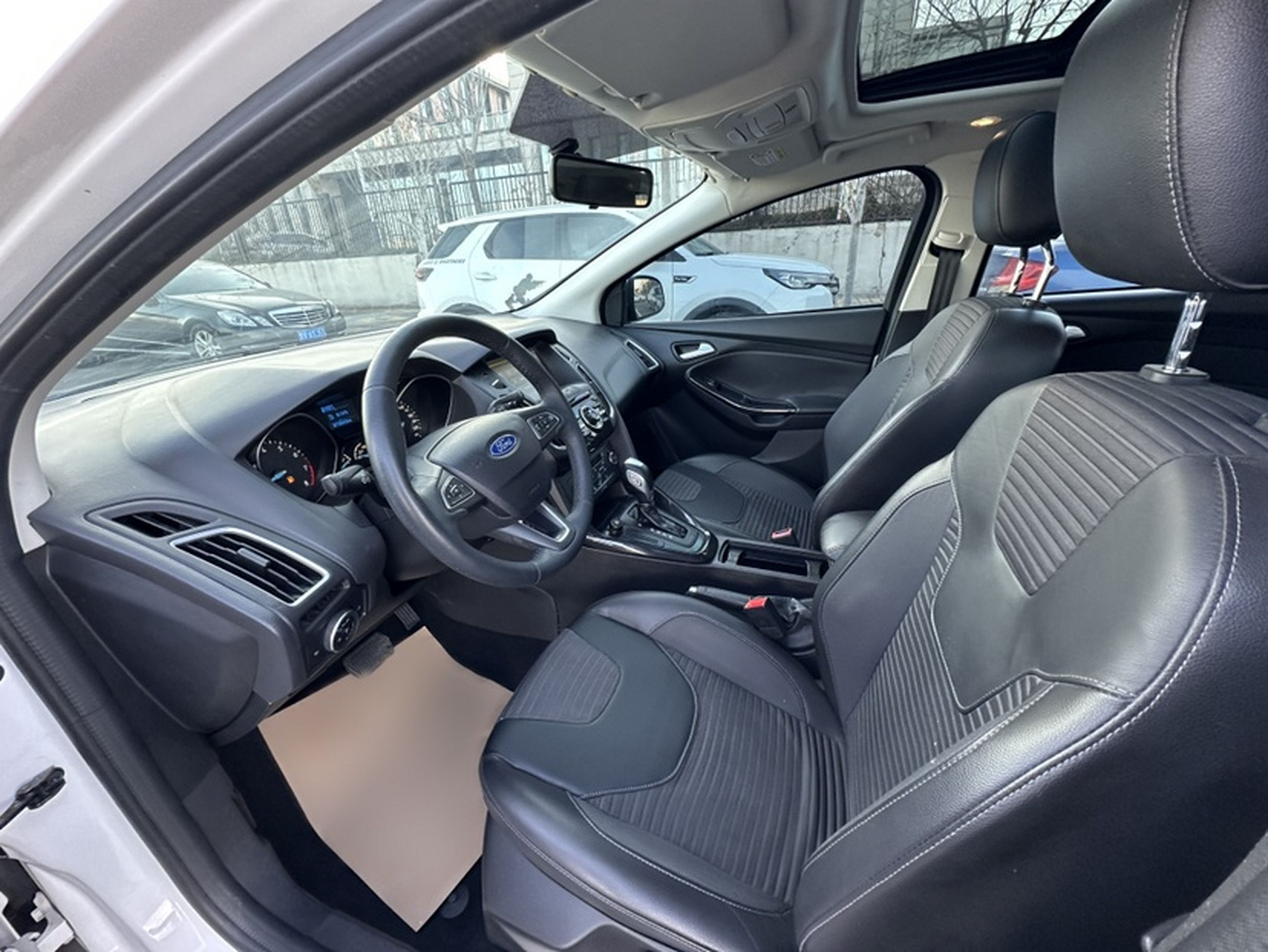 Переднее сиденье в автомобиле