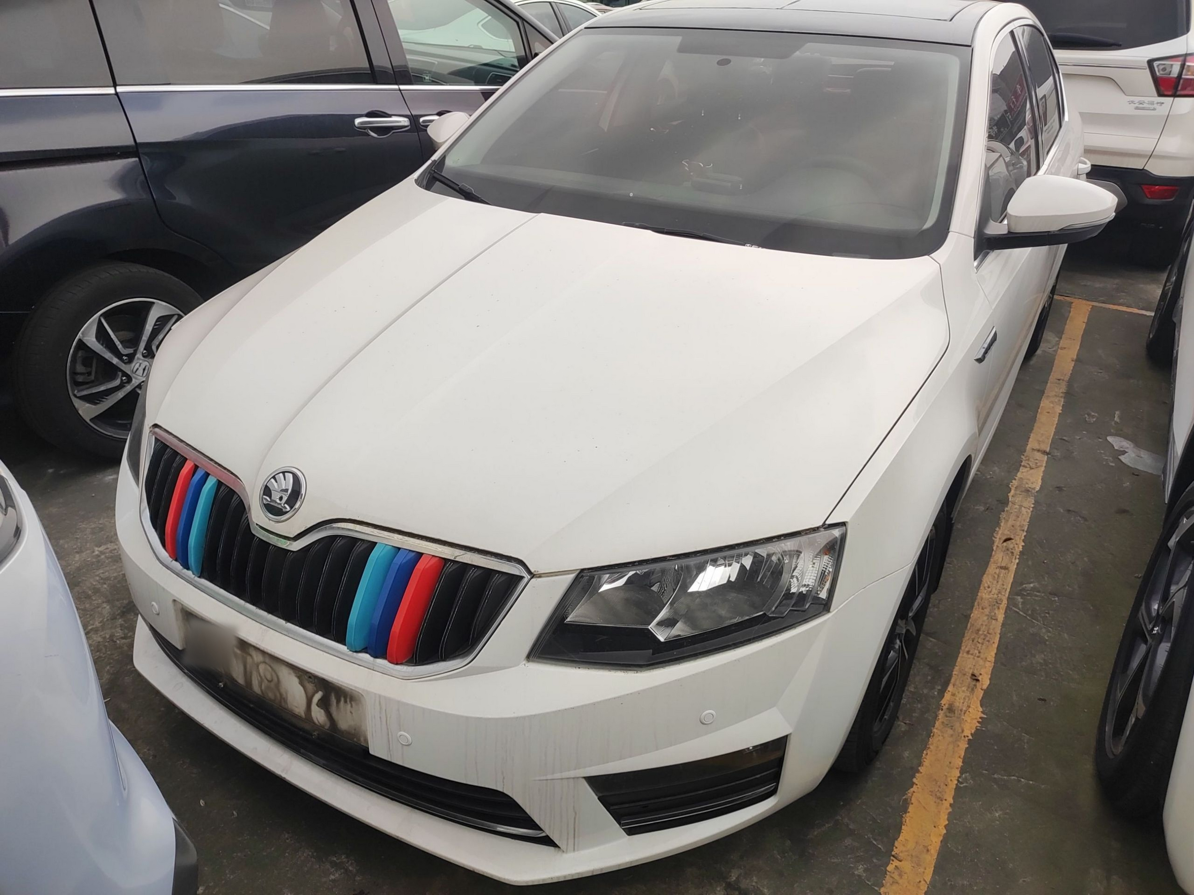 Под передней частью автомобиля