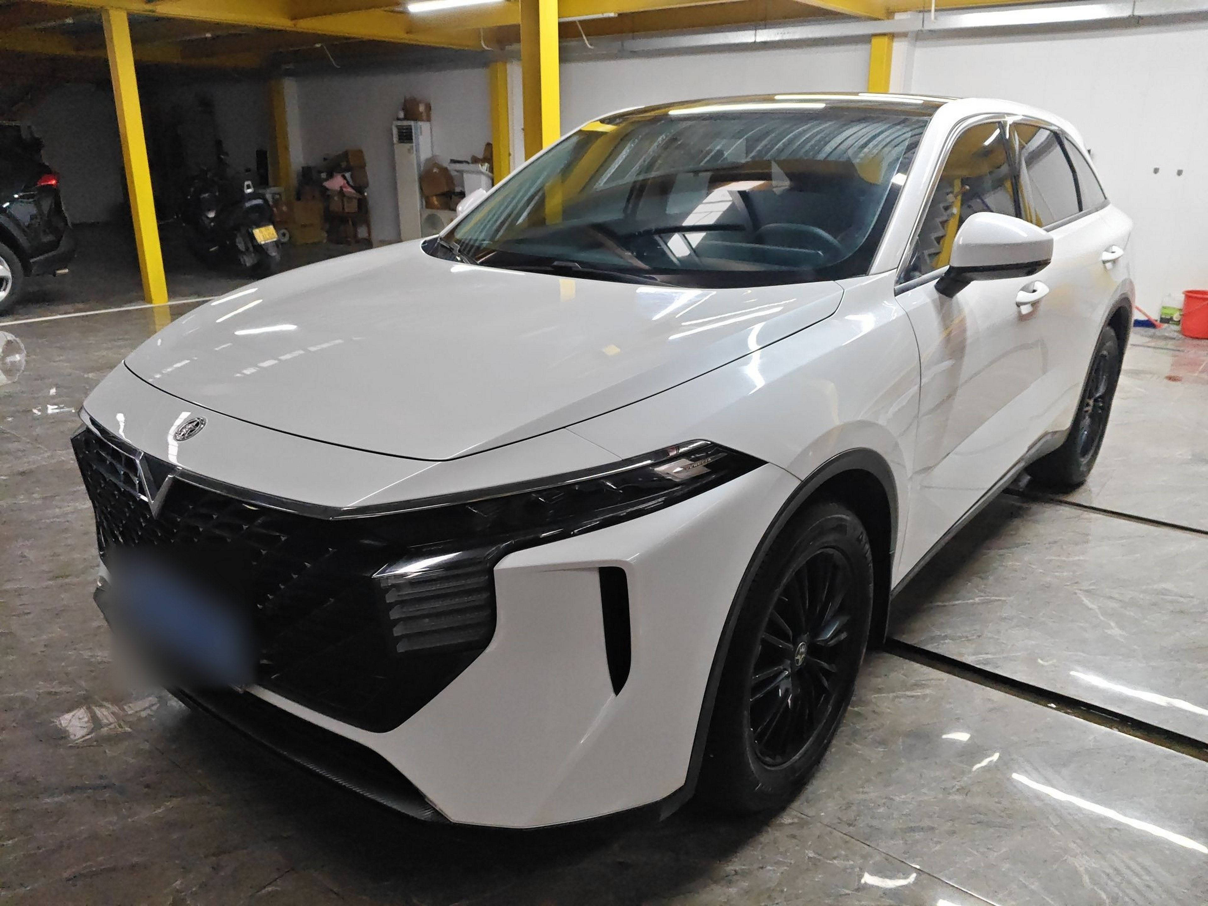 Под передней частью автомобиля