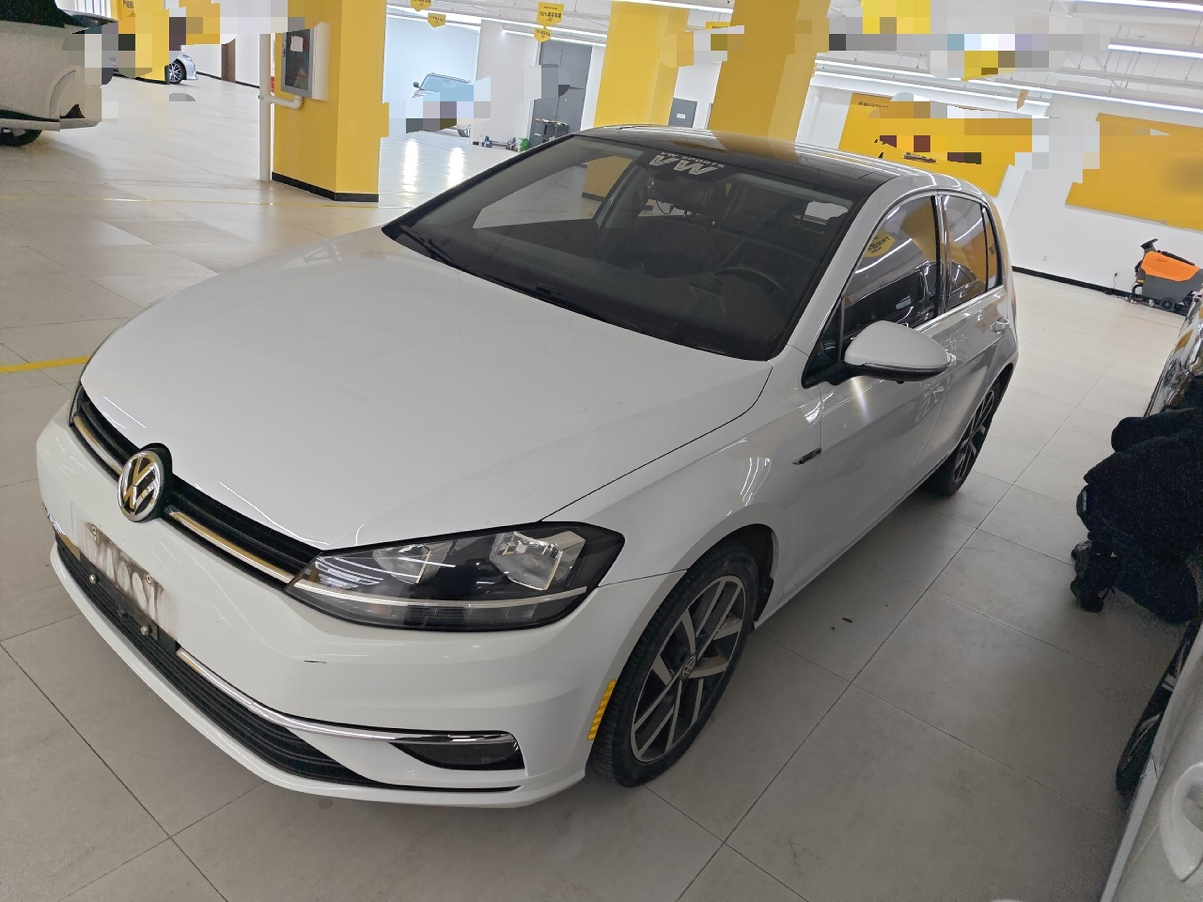 تحت مقدمة السيارة