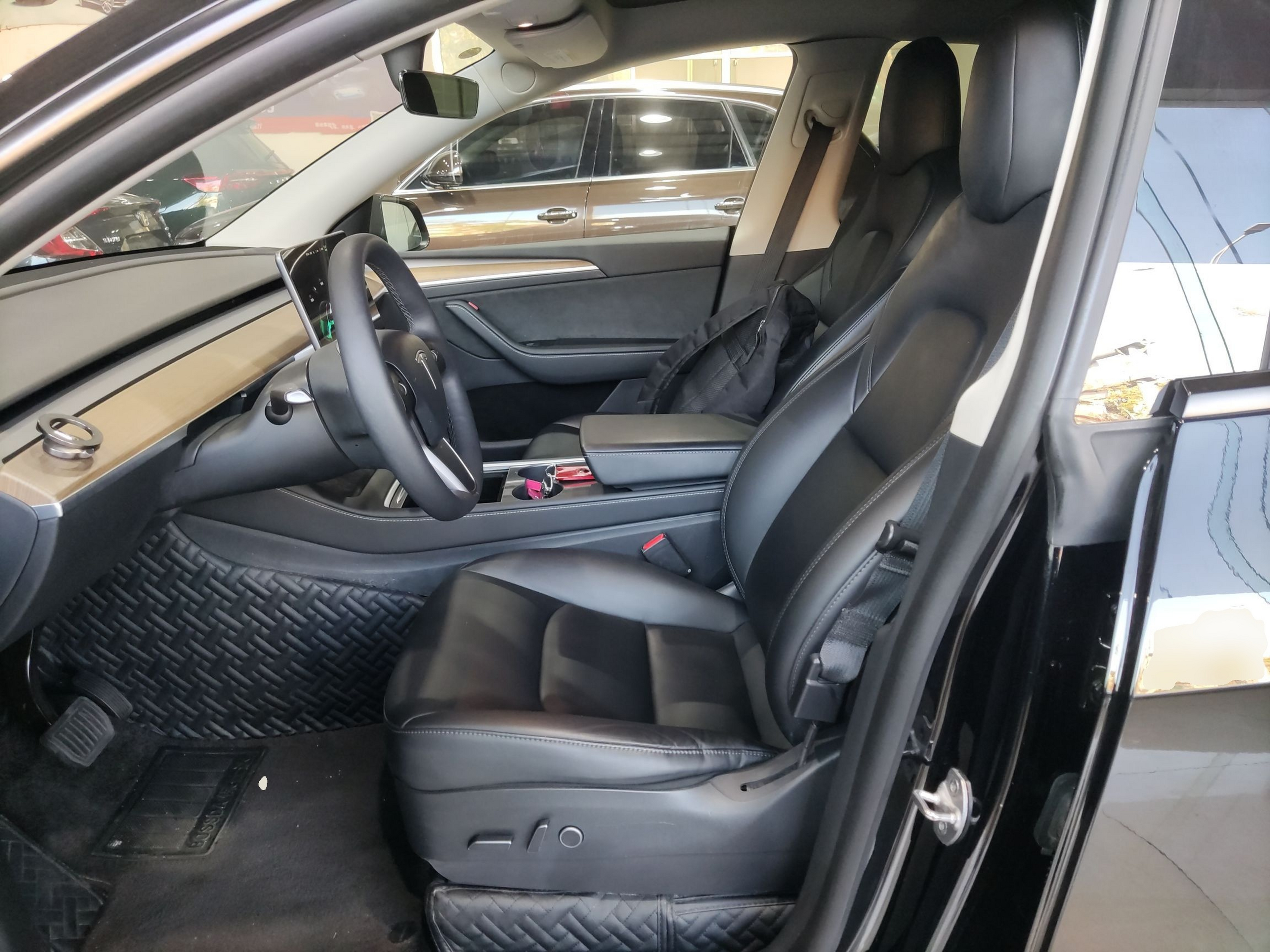 Переднее сиденье в автомобиле