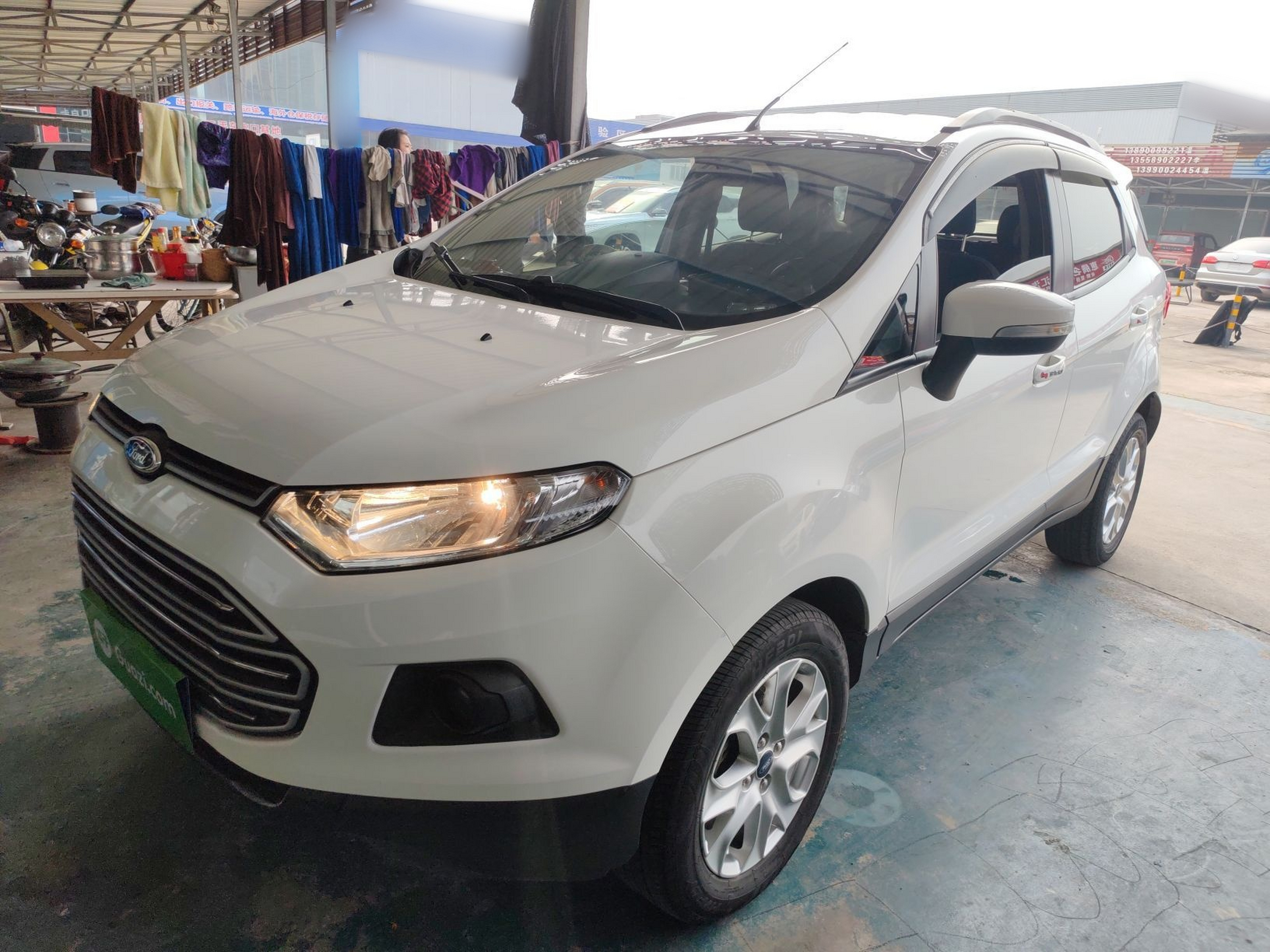 Под передней частью автомобиля