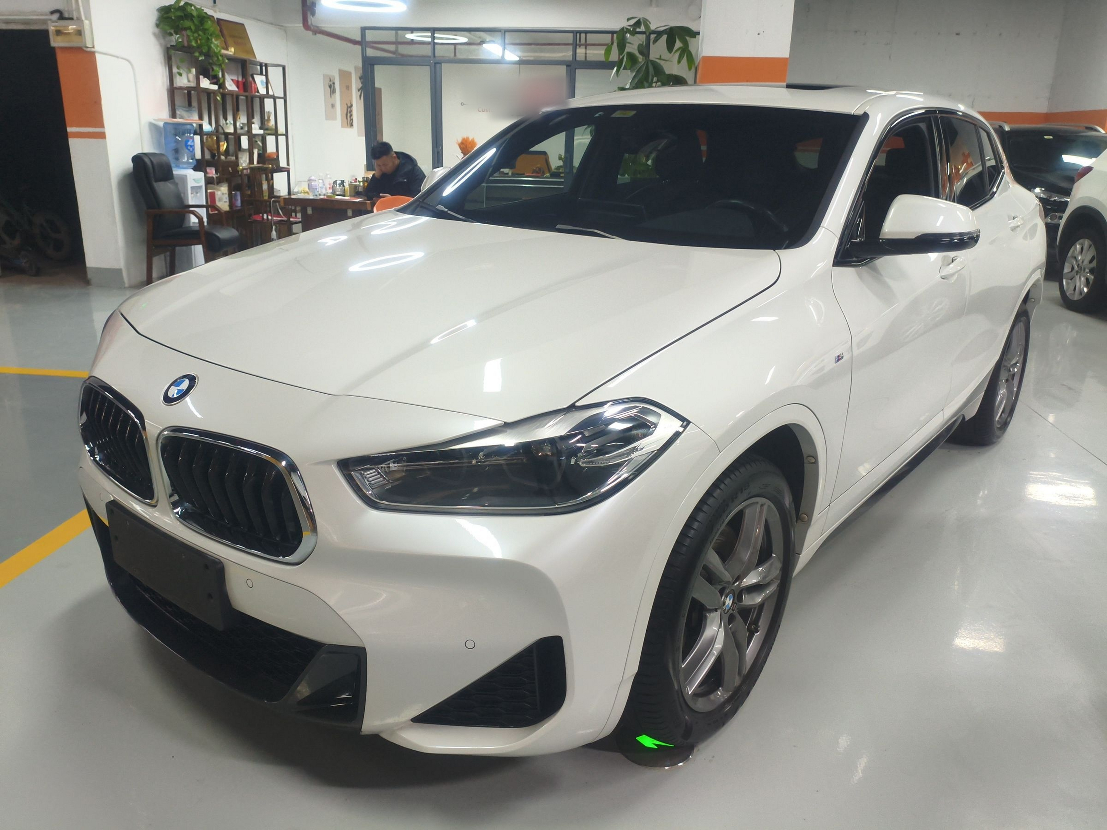 Под передней частью автомобиля