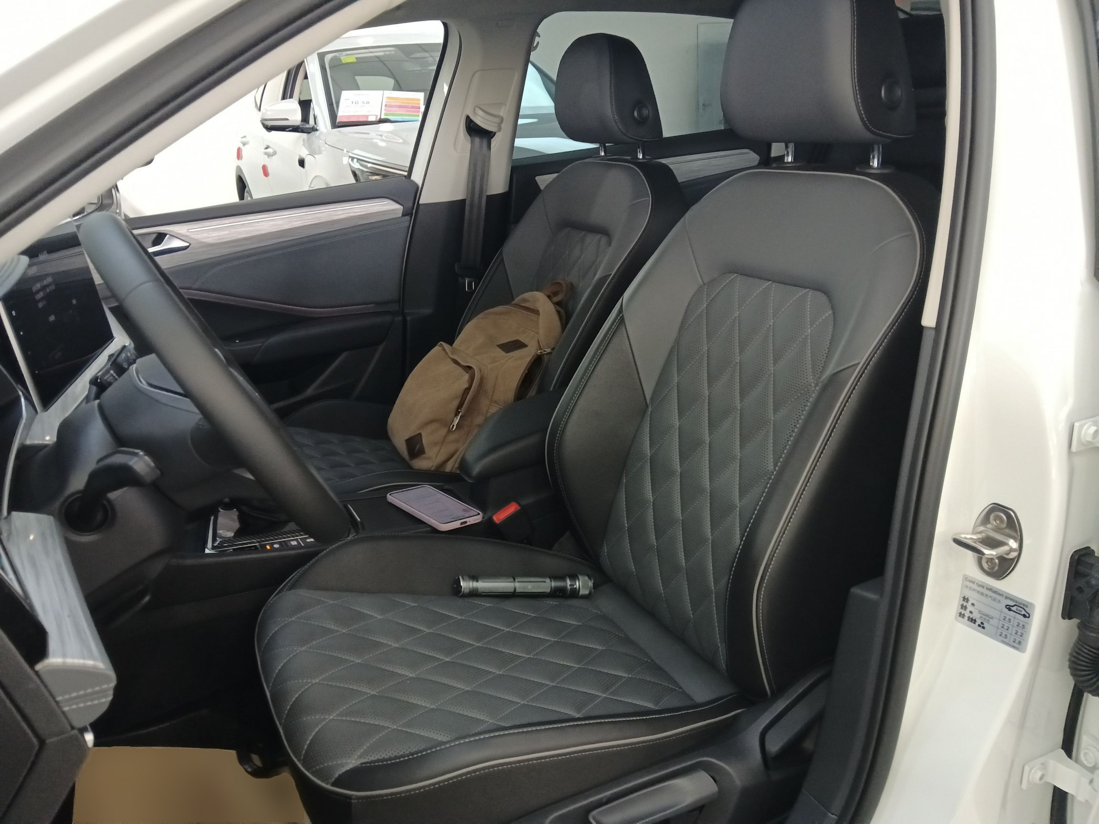 المقاعد الأمامية داخل السيارة