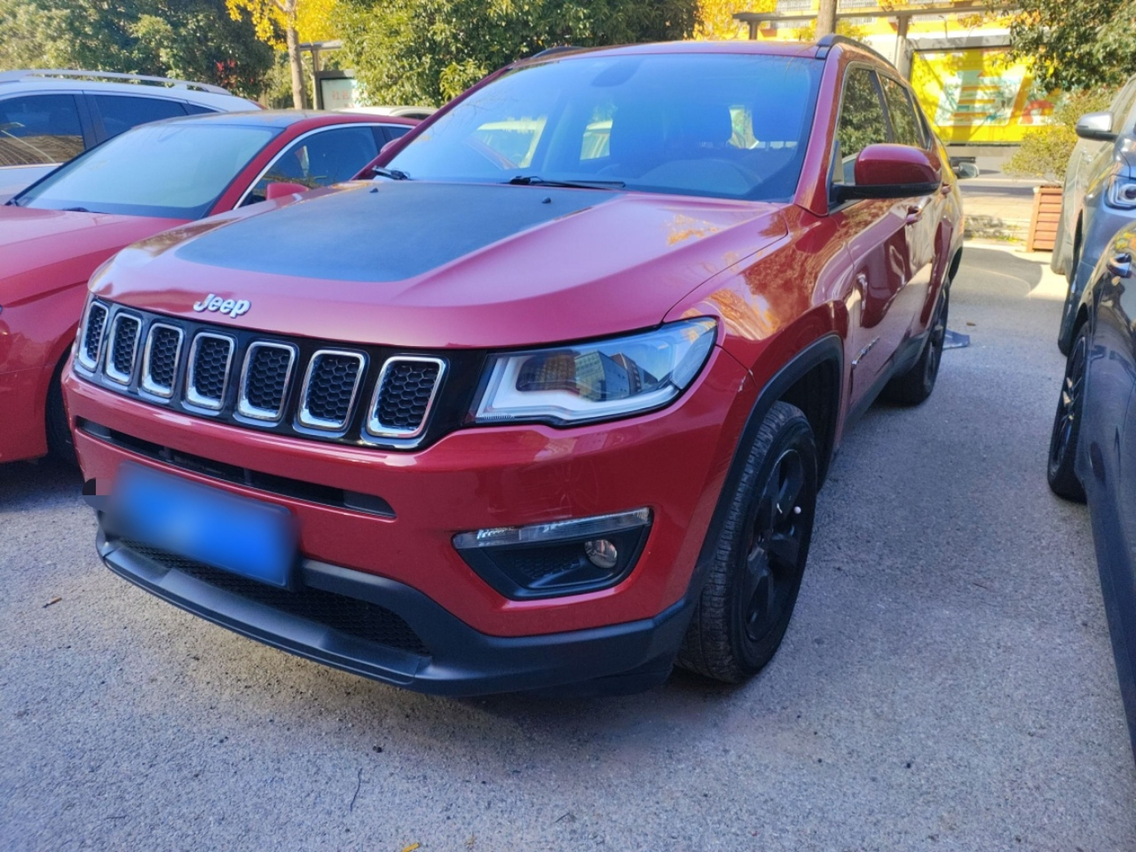 تحت مقدمة السيارة