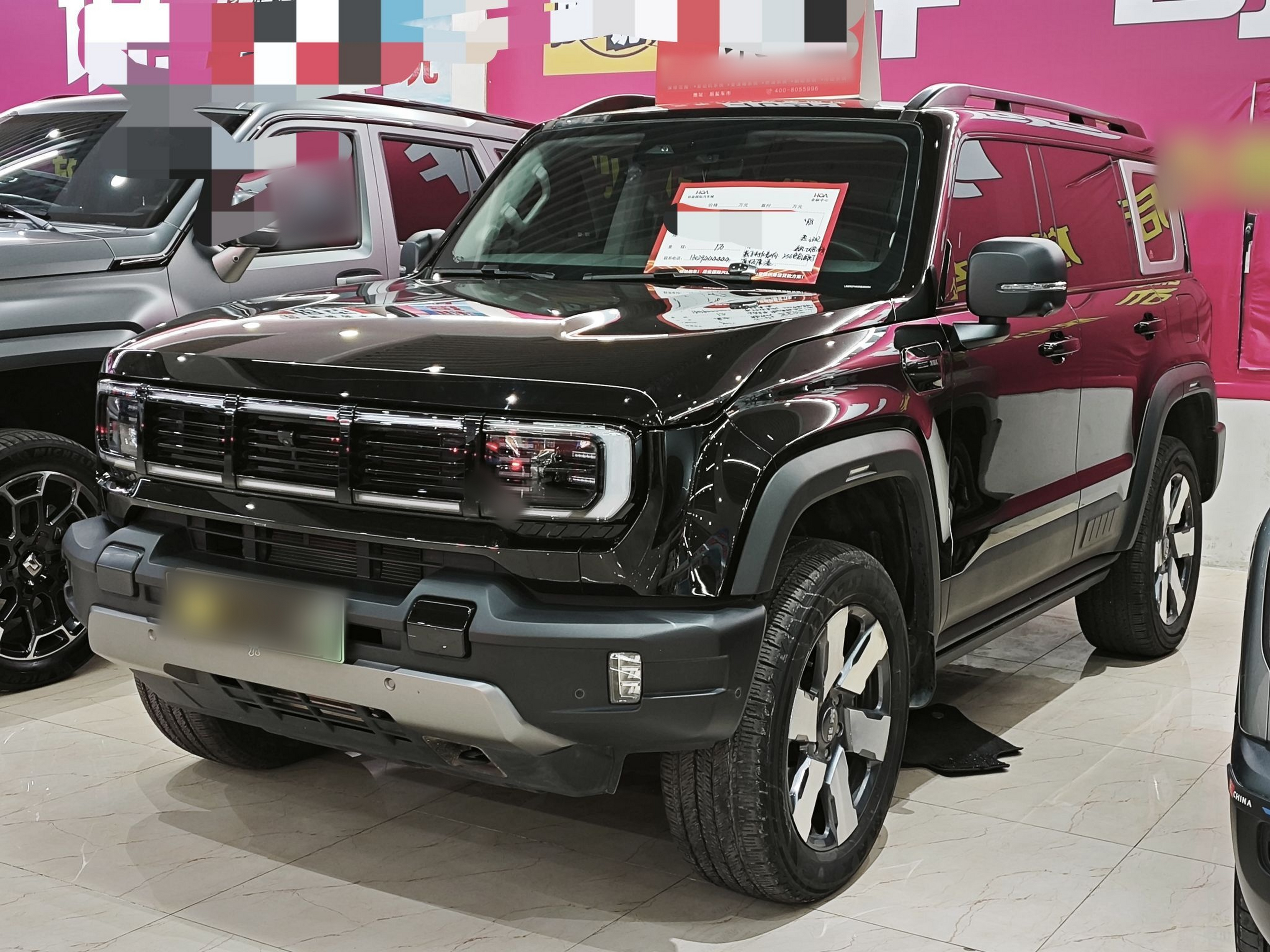 تحت مقدمة السيارة