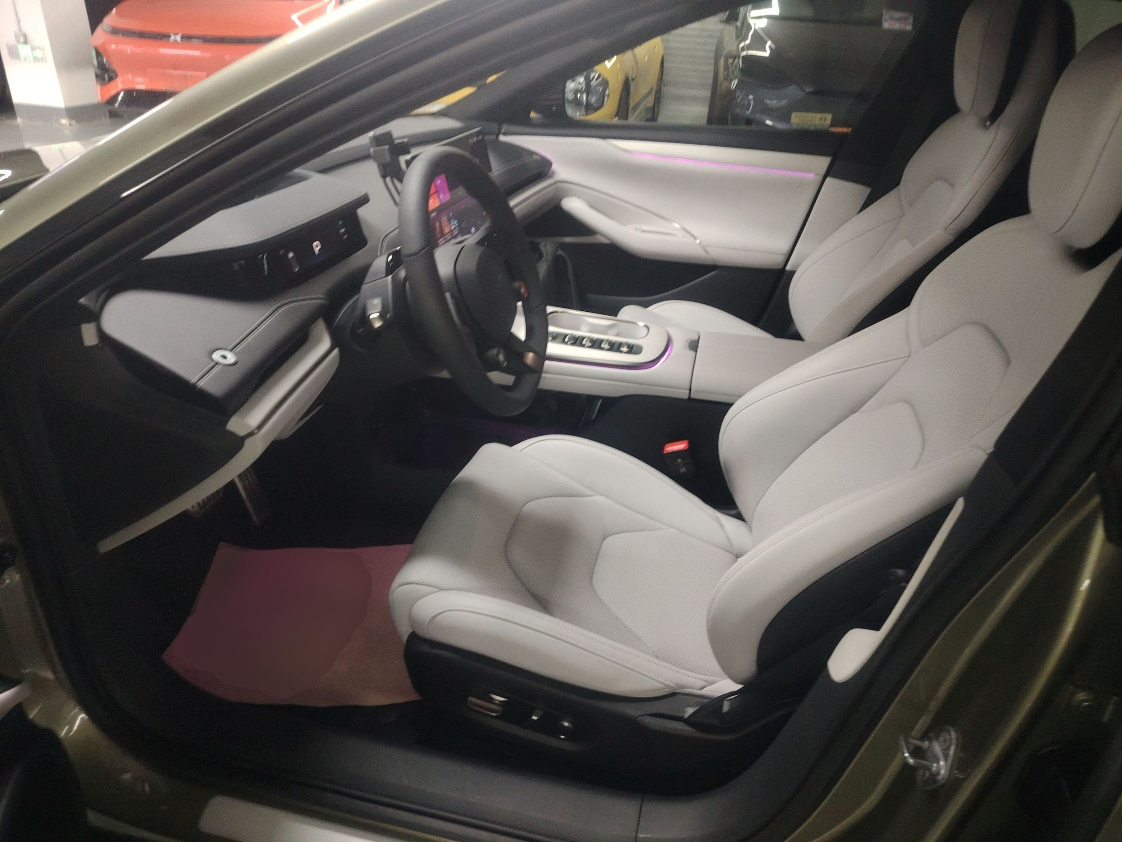 Переднее сиденье в автомобиле