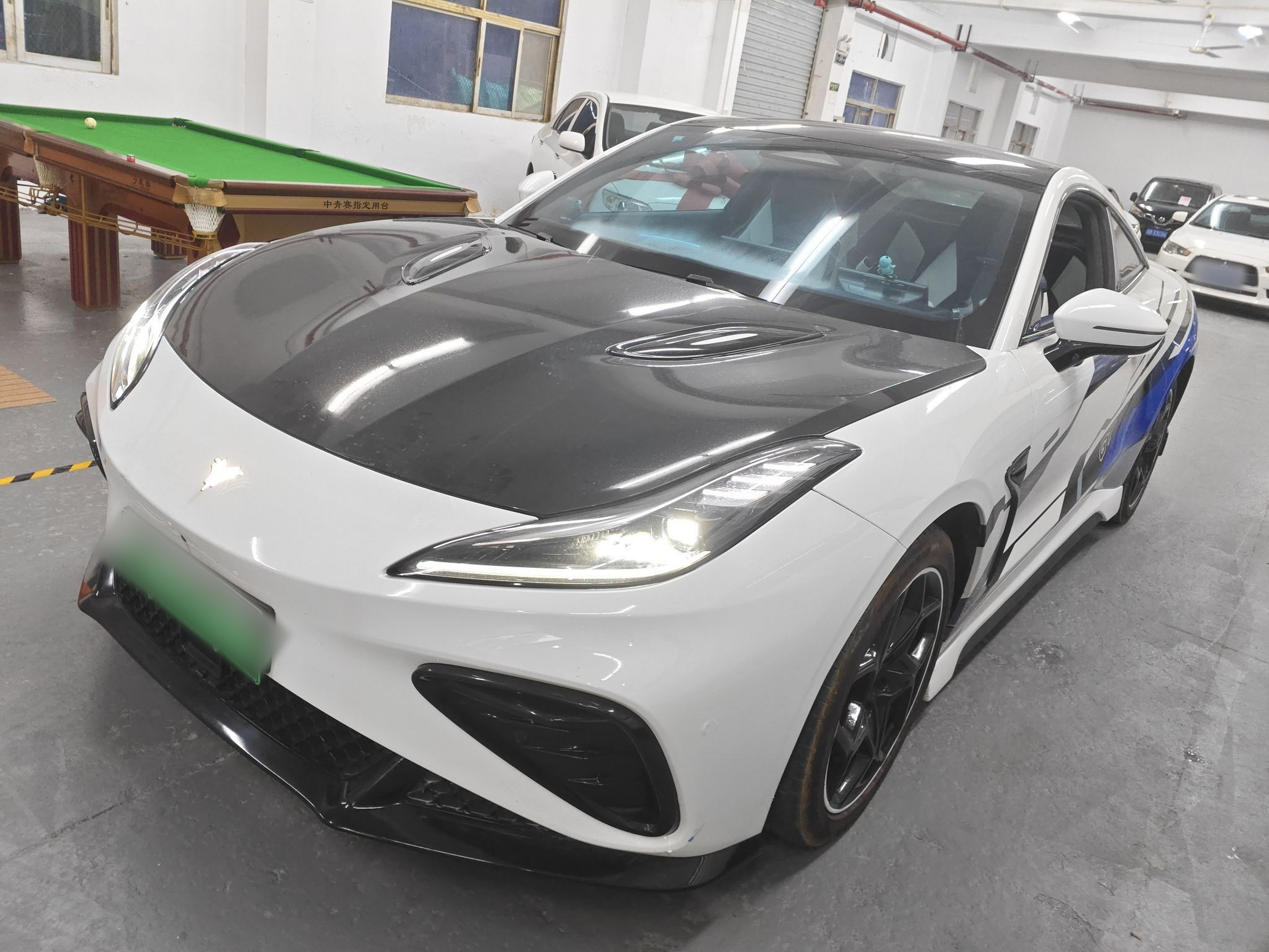 Под передней частью автомобиля