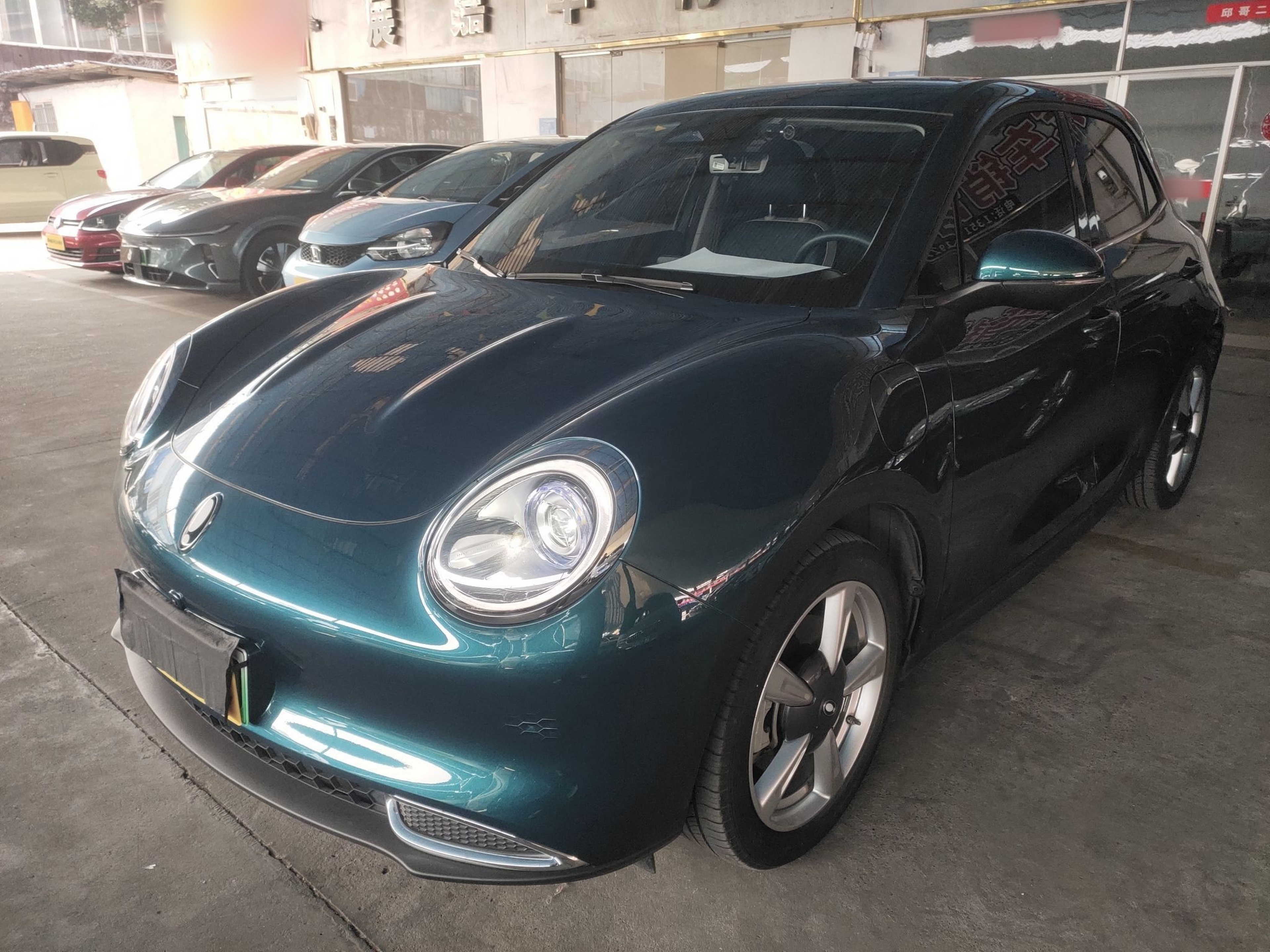 تحت مقدمة السيارة