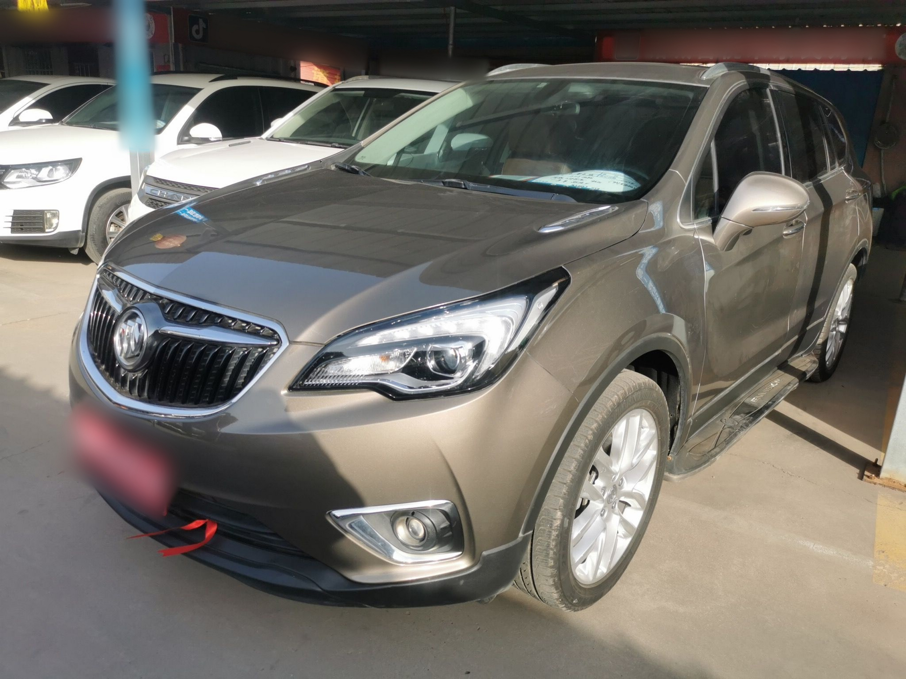 Под передней частью автомобиля