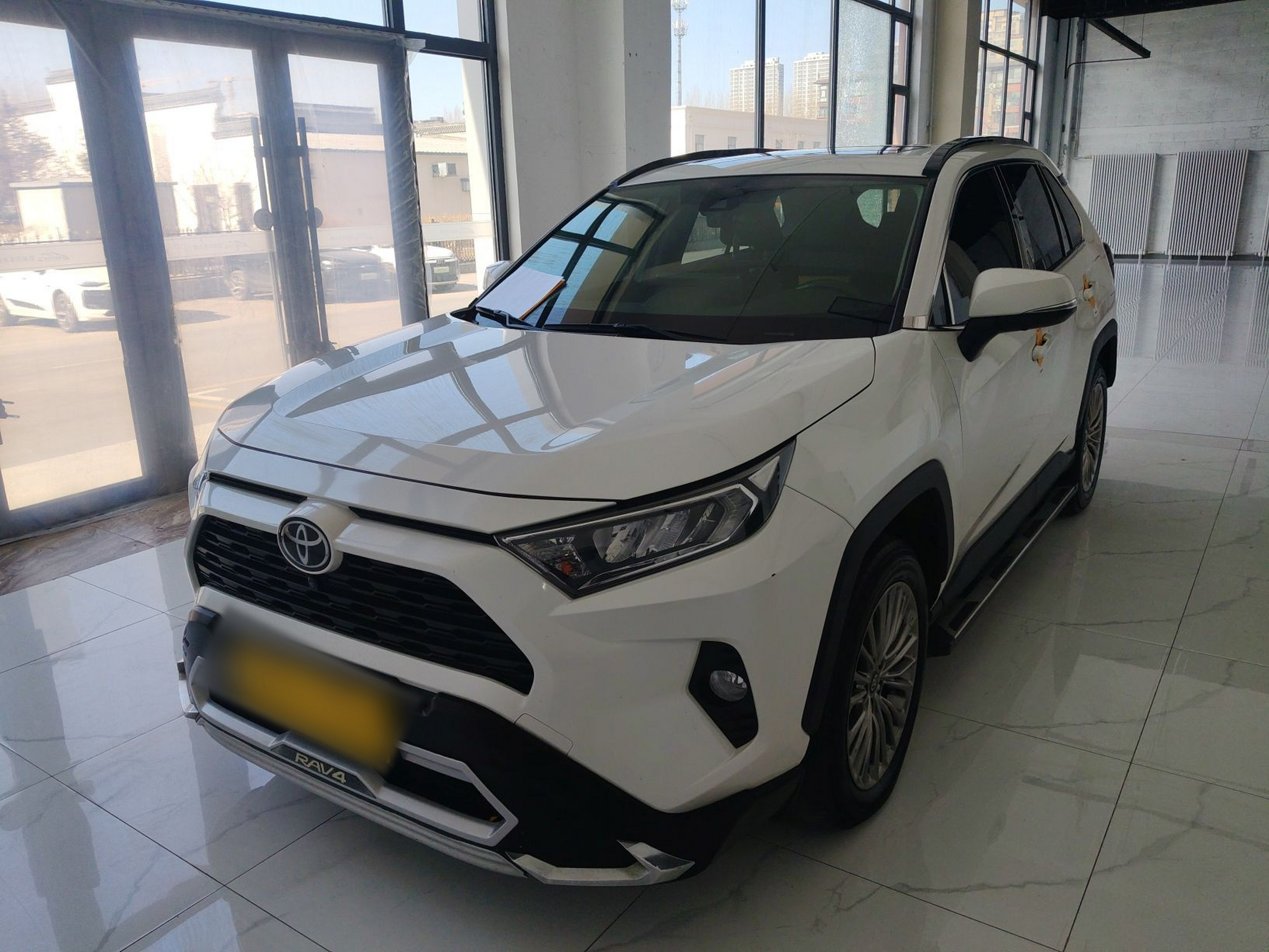 تحت مقدمة السيارة