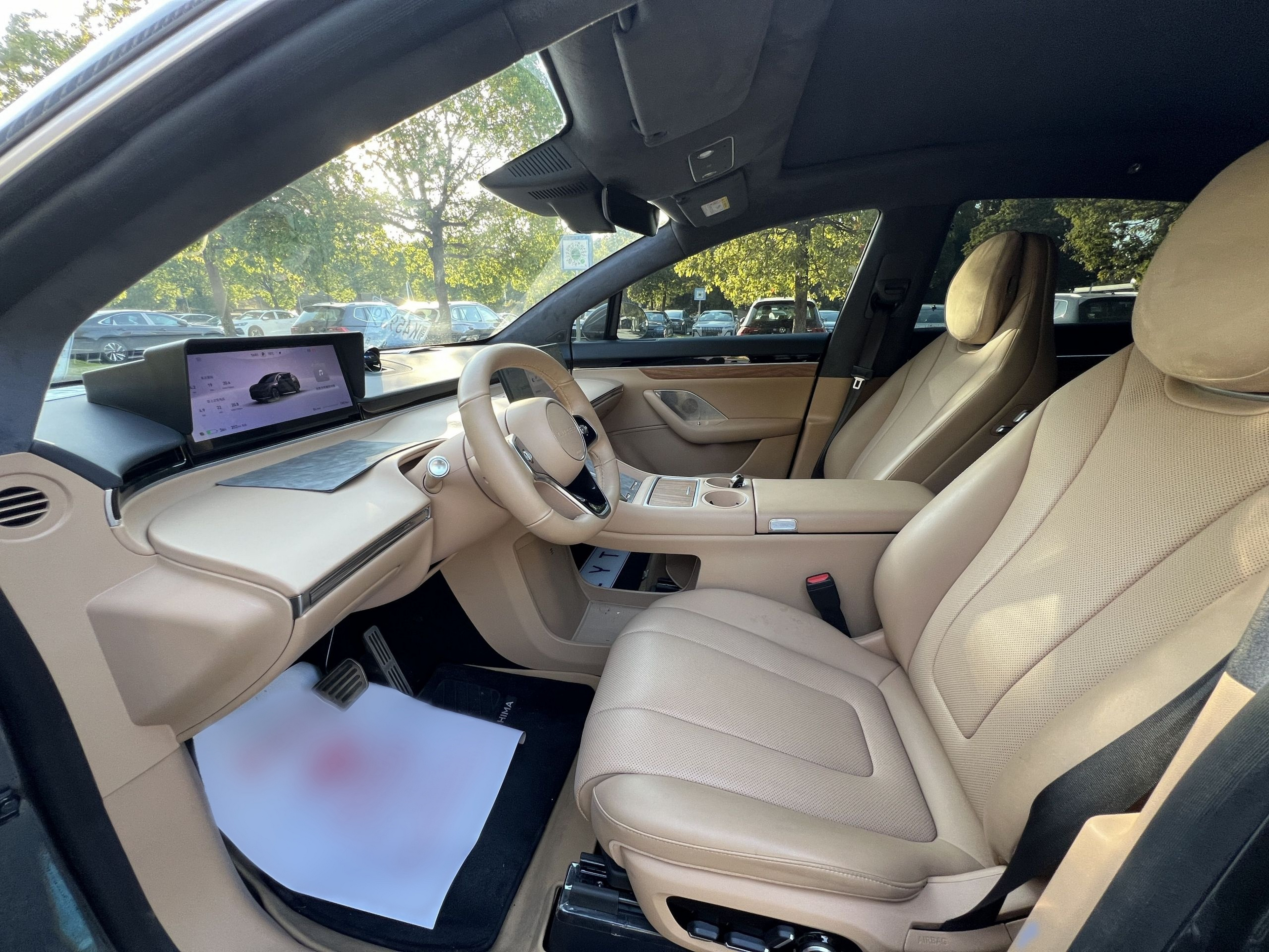 المقاعد الأمامية داخل السيارة