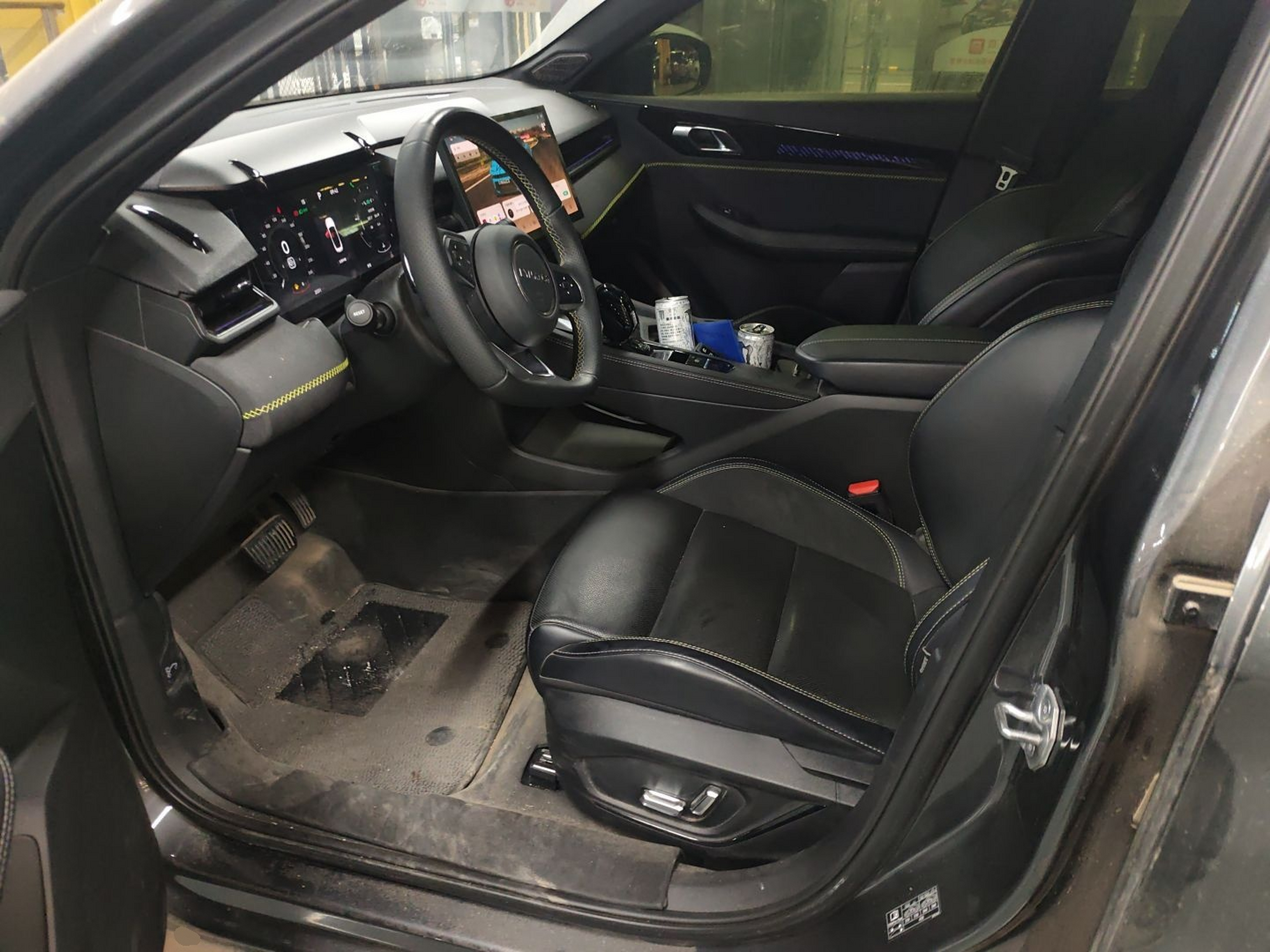 المقاعد الأمامية داخل السيارة