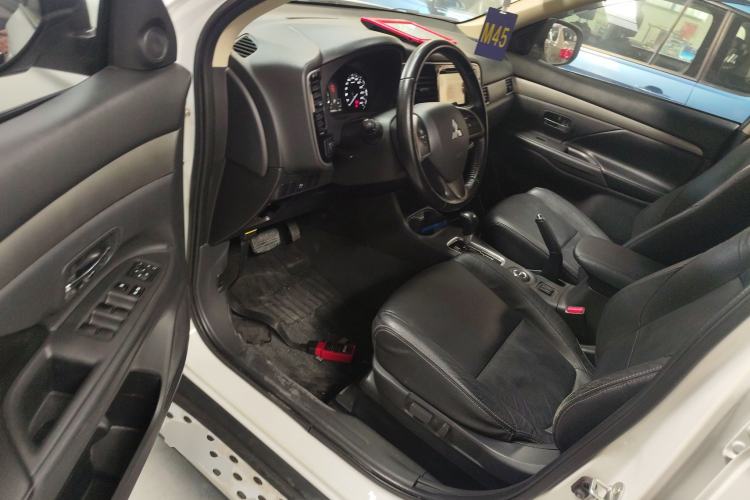 Used Mitsubishi Outlander 2013 2.4L 4x4 Luxury Navigation Edition 5 Seats
