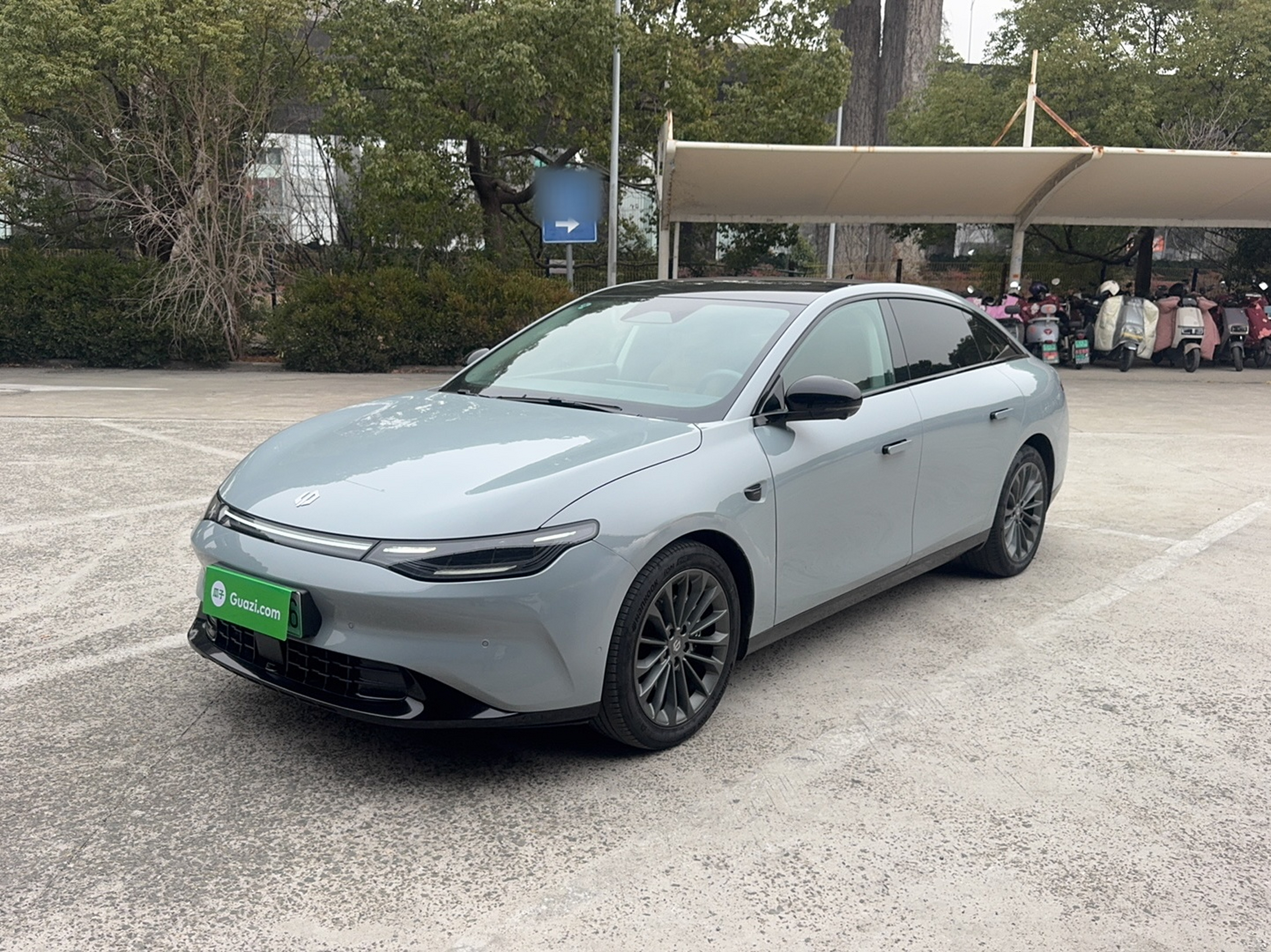 Под передней частью автомобиля