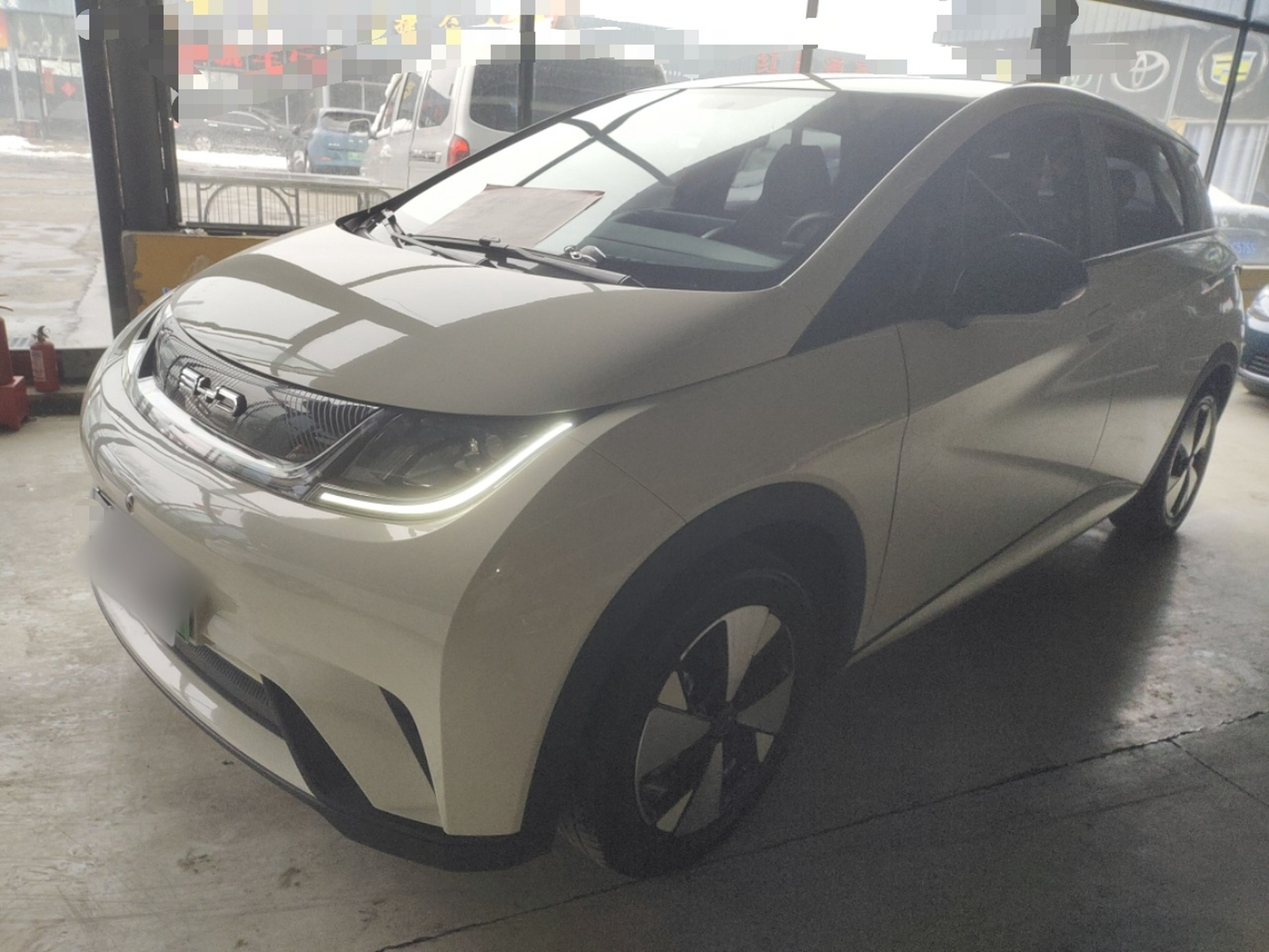 Под передней частью автомобиля