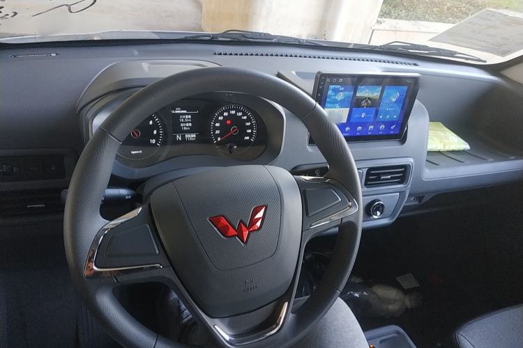 Used Wuling Yangguang 2024 300KM Comfort Version Passenger Van 75kW
