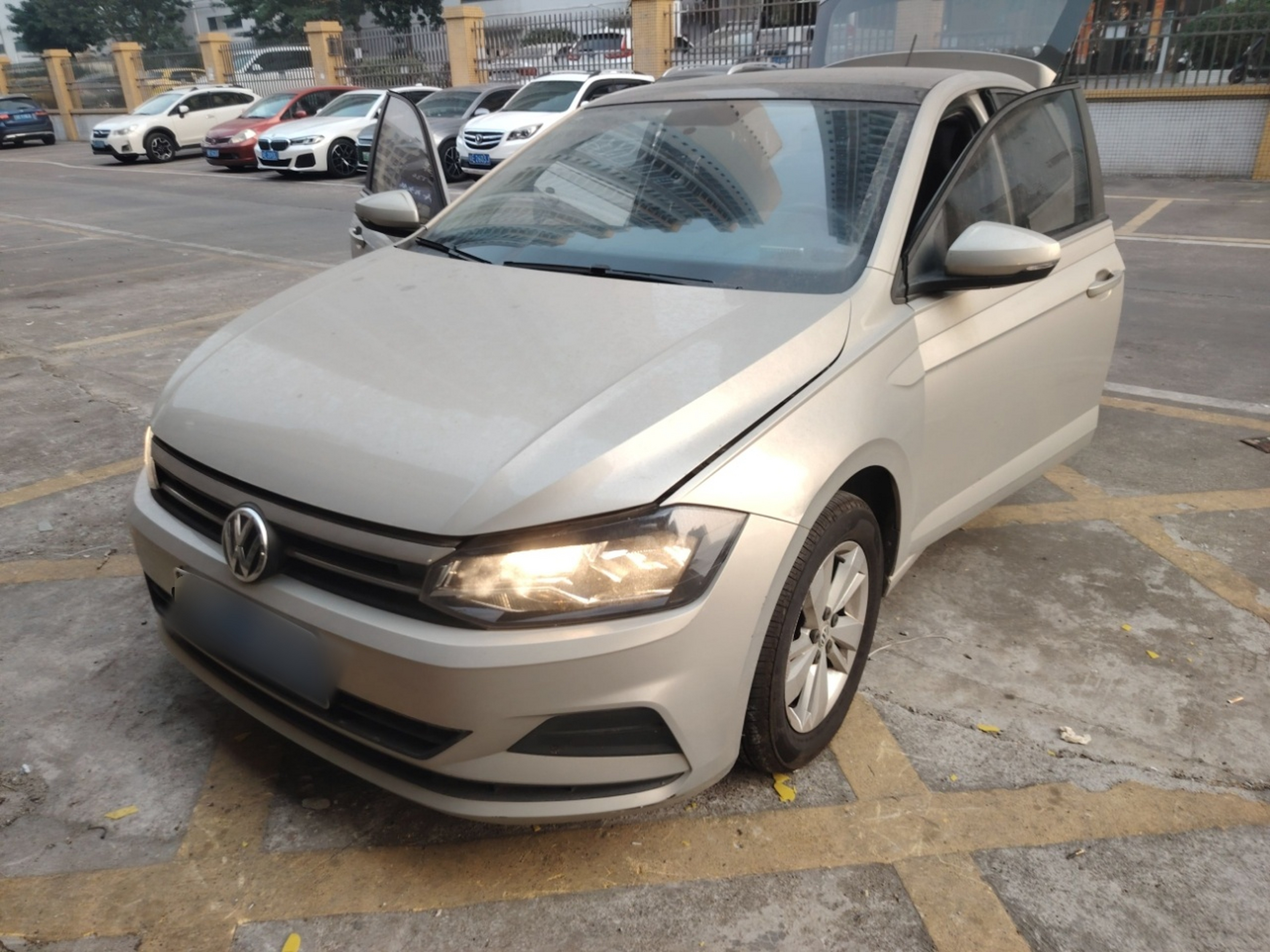 Под передней частью автомобиля