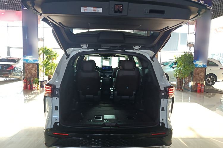 Used Toyota Granvia 2023 2.5L Hybrid Flagship VIP Edition