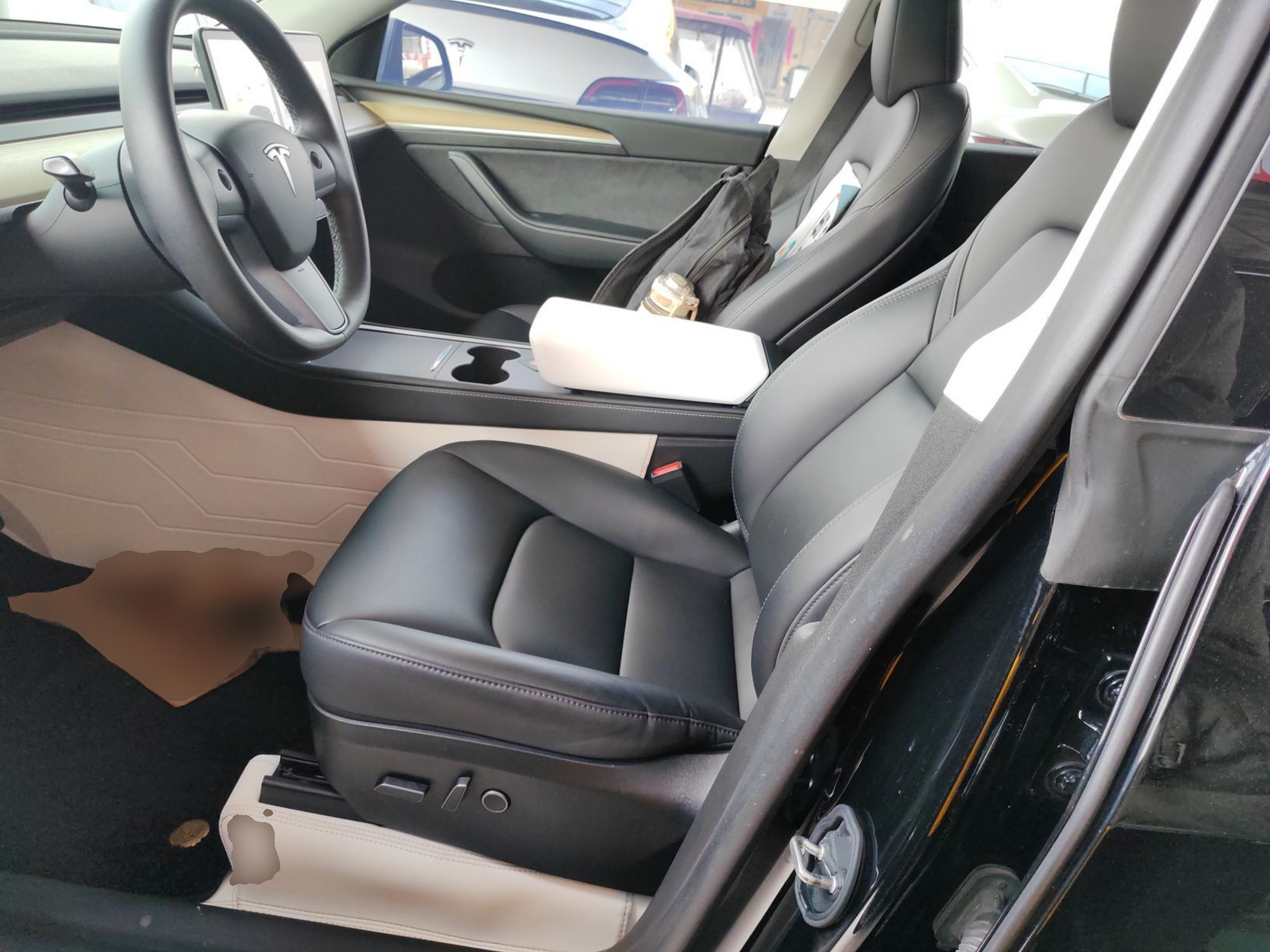 Переднее сиденье в автомобиле