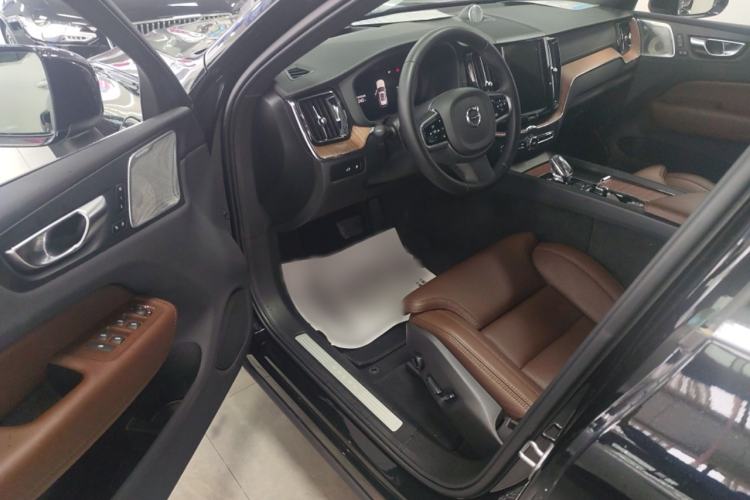 Used Volvo XC60 New Energy 2025 Plug-in Hybrid Long-Range All-Wheel Drive Smart Luxury Edition
