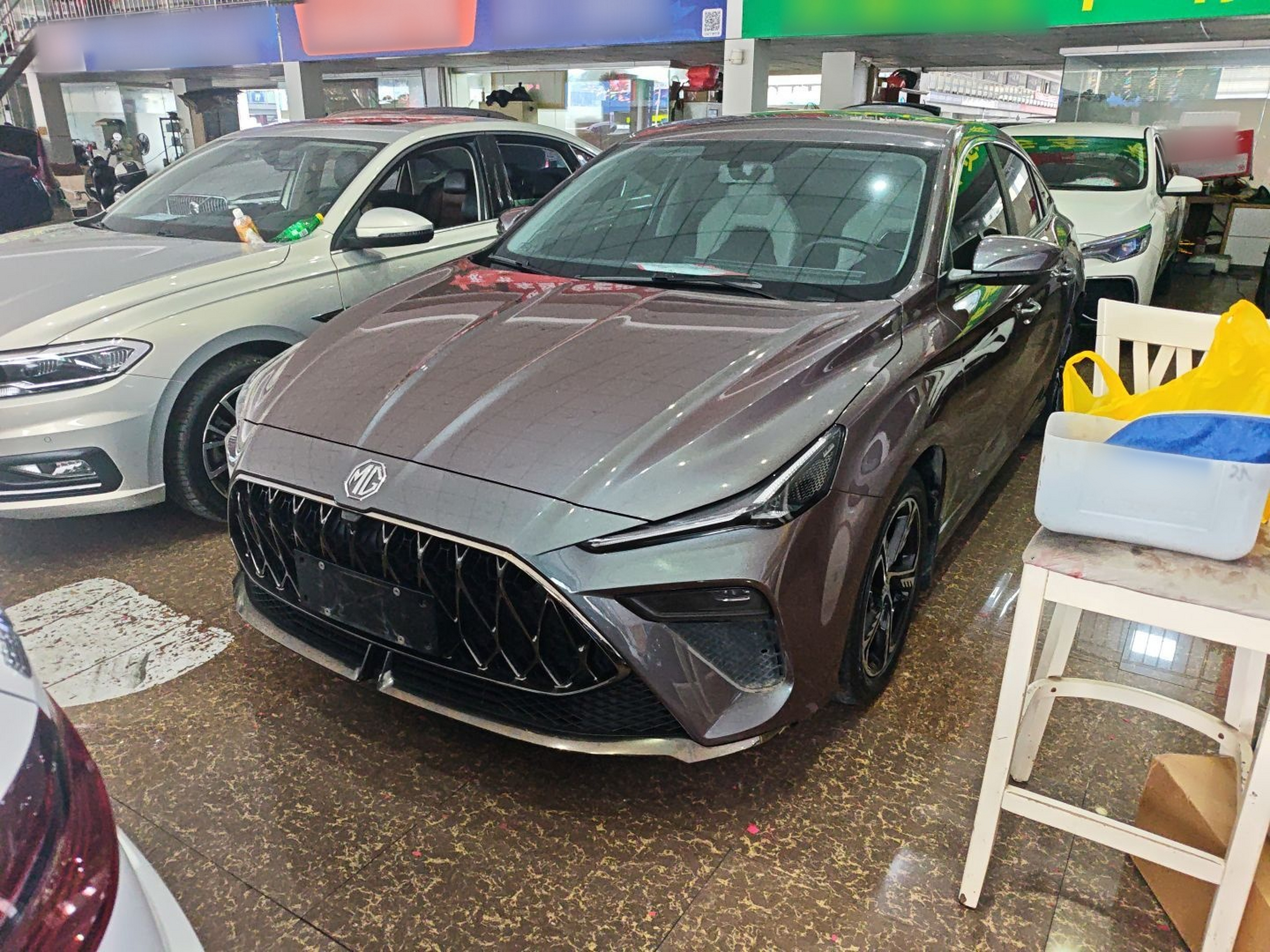 تحت مقدمة السيارة