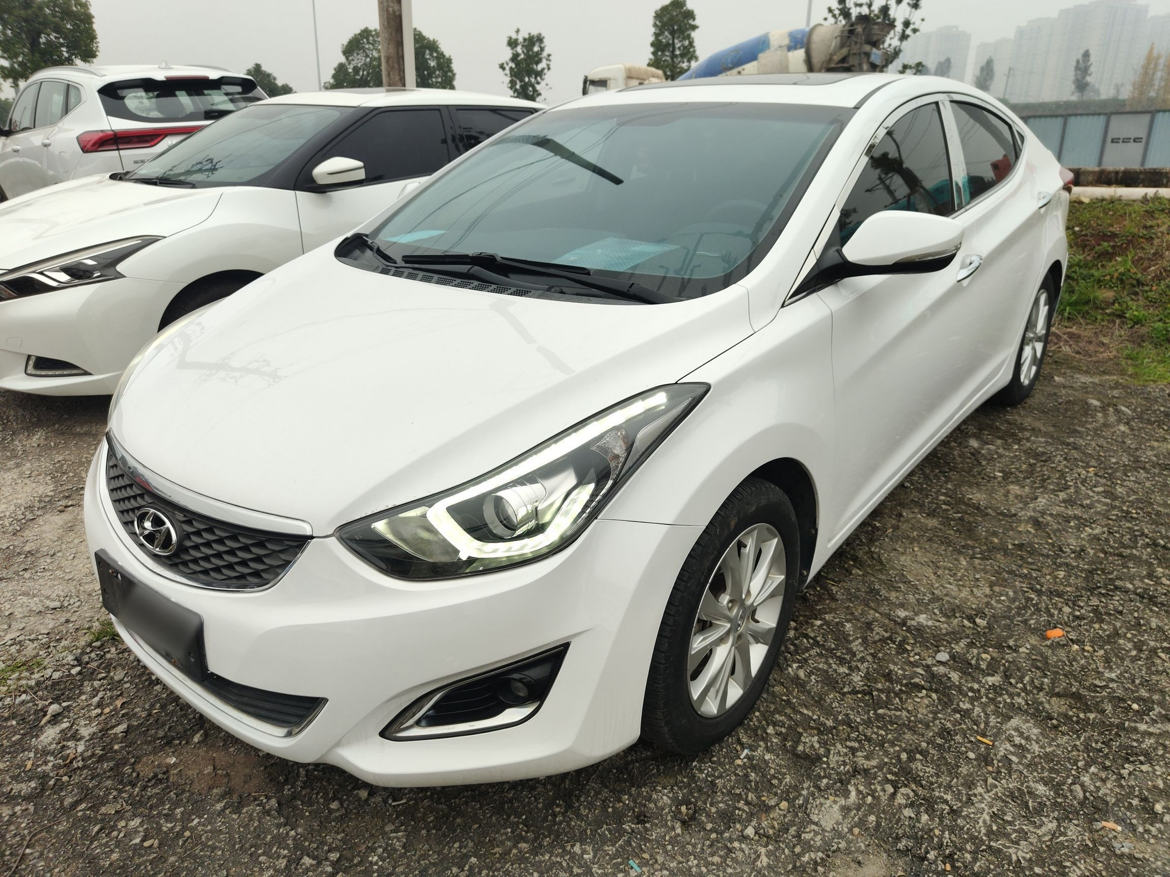 Под передней частью автомобиля