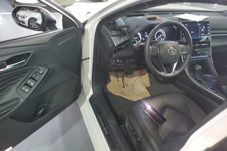Used Toyota Avalon 2019 Dual-Engine 2.5L XLE Prestige Version China VI Standard
