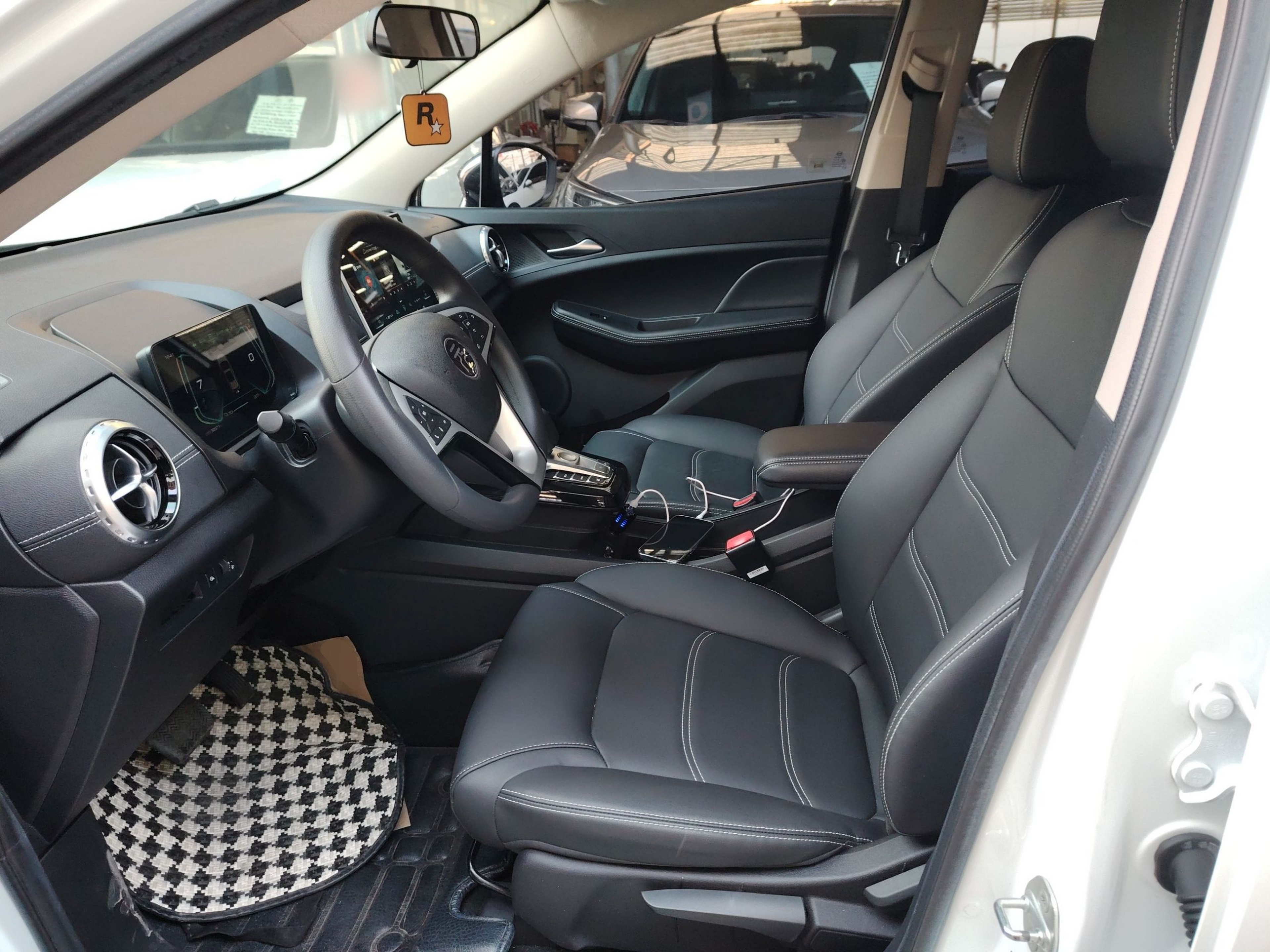 Переднее сиденье в автомобиле