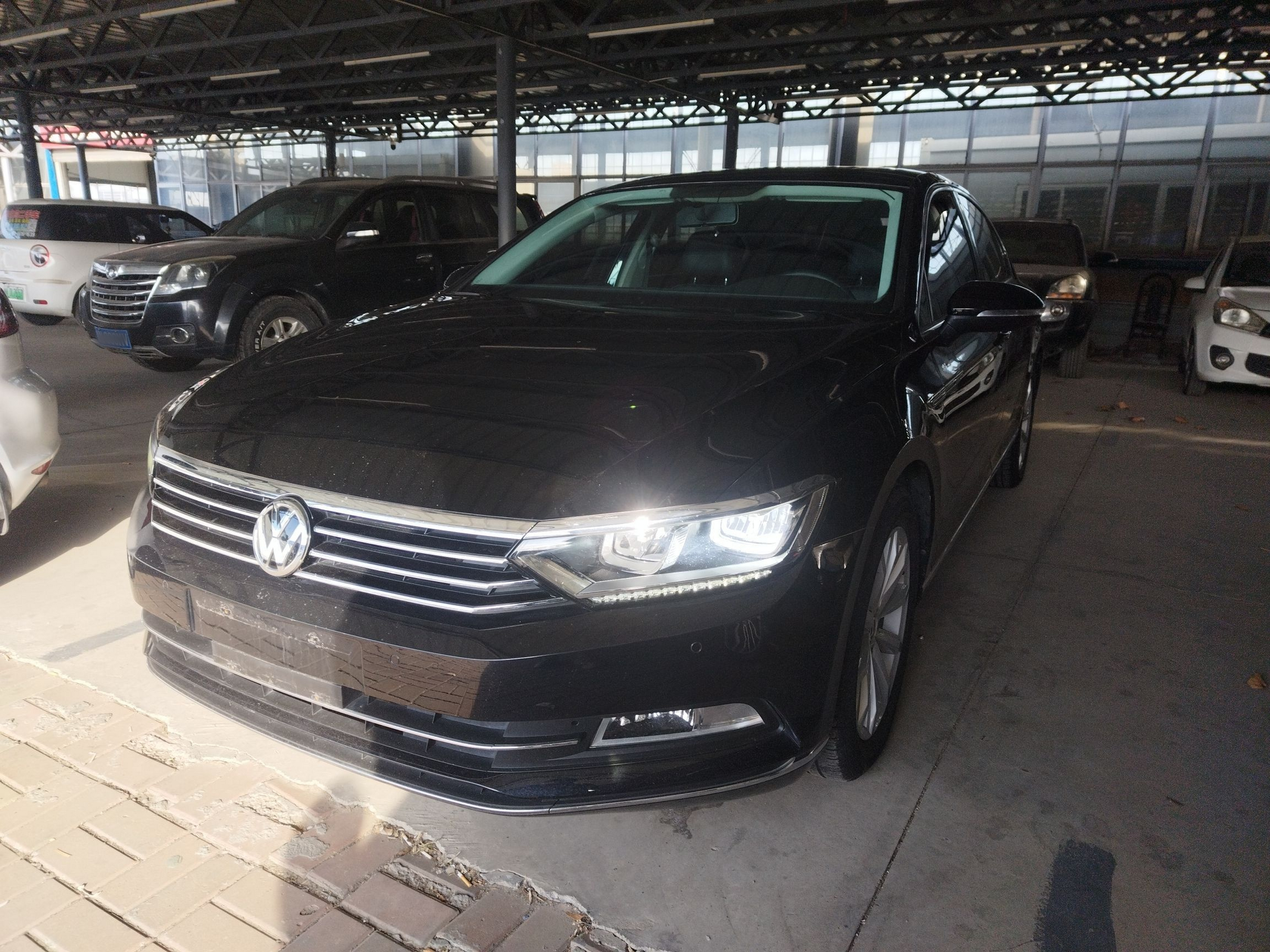 Под передней частью автомобиля